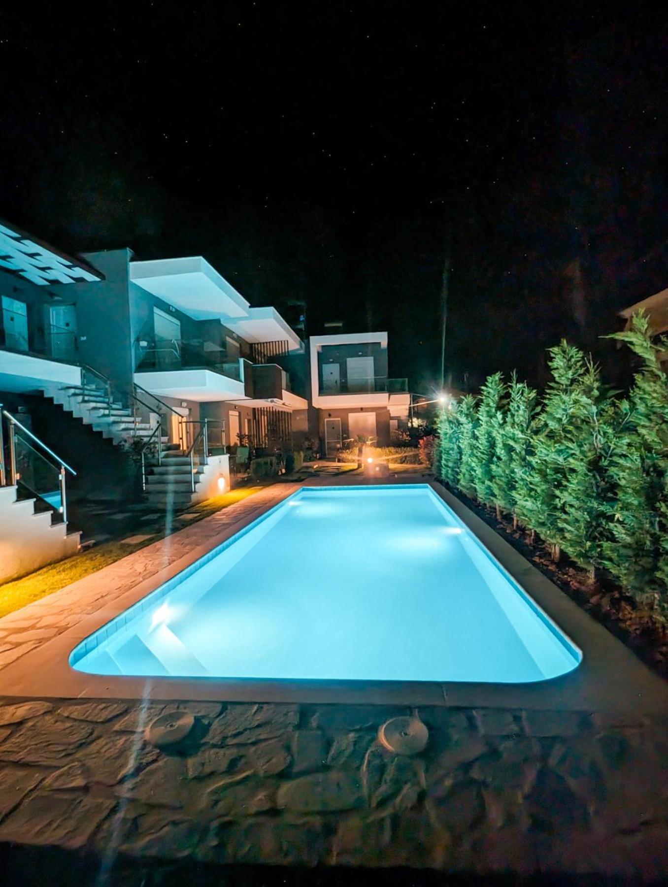 Ofrynio Luxury Apartments & Pool