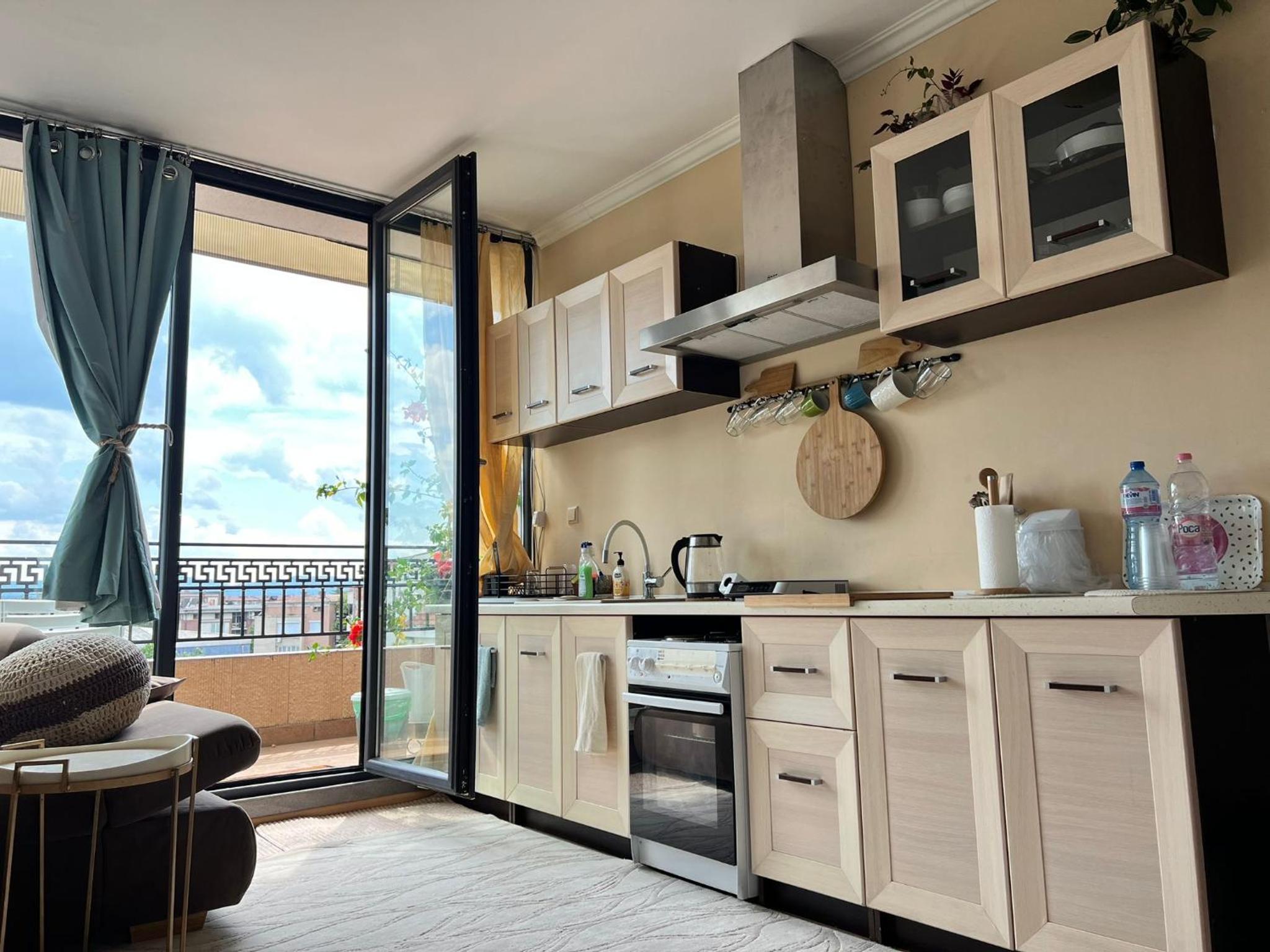 Kazanlak DOWNTOWN Central Apartment Guesthouse with Full Kitchen, Panoramic Views, Self Check-in & Free Parking, Best Value!