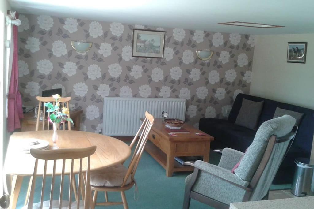 Oak Tree Cottage, Hundleby, Spilsby, Lincolnshire view 3
