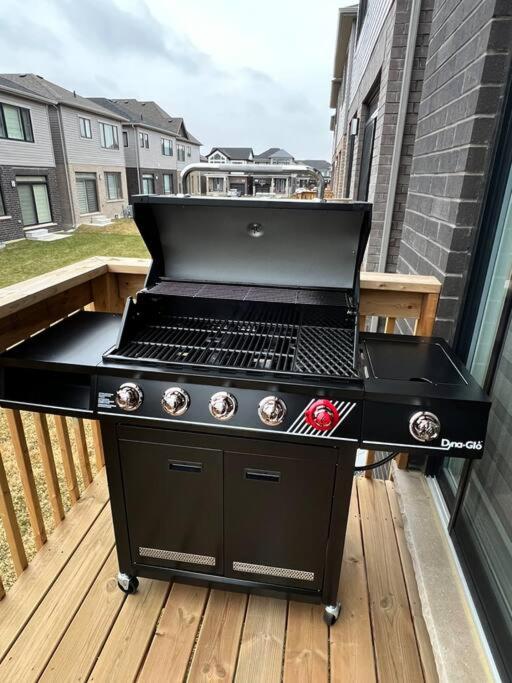 Brand New 4 bedroom Villa by Hamilton Airport!