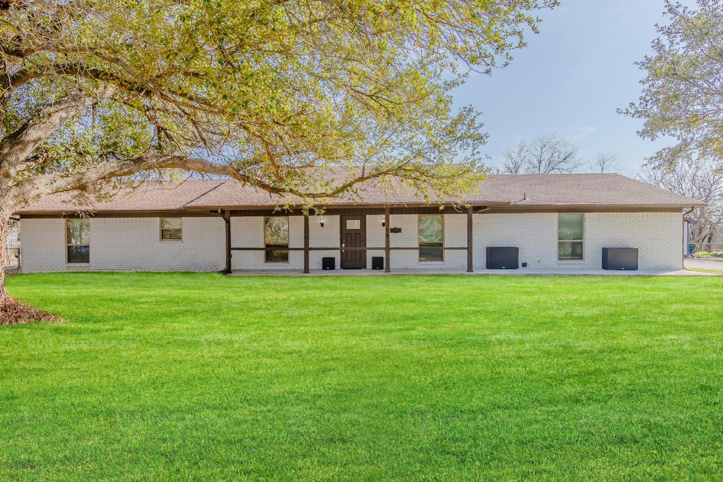 Ping Pong Lake House Monthly Stays Fire Pit, Patio by Vacation Your Way