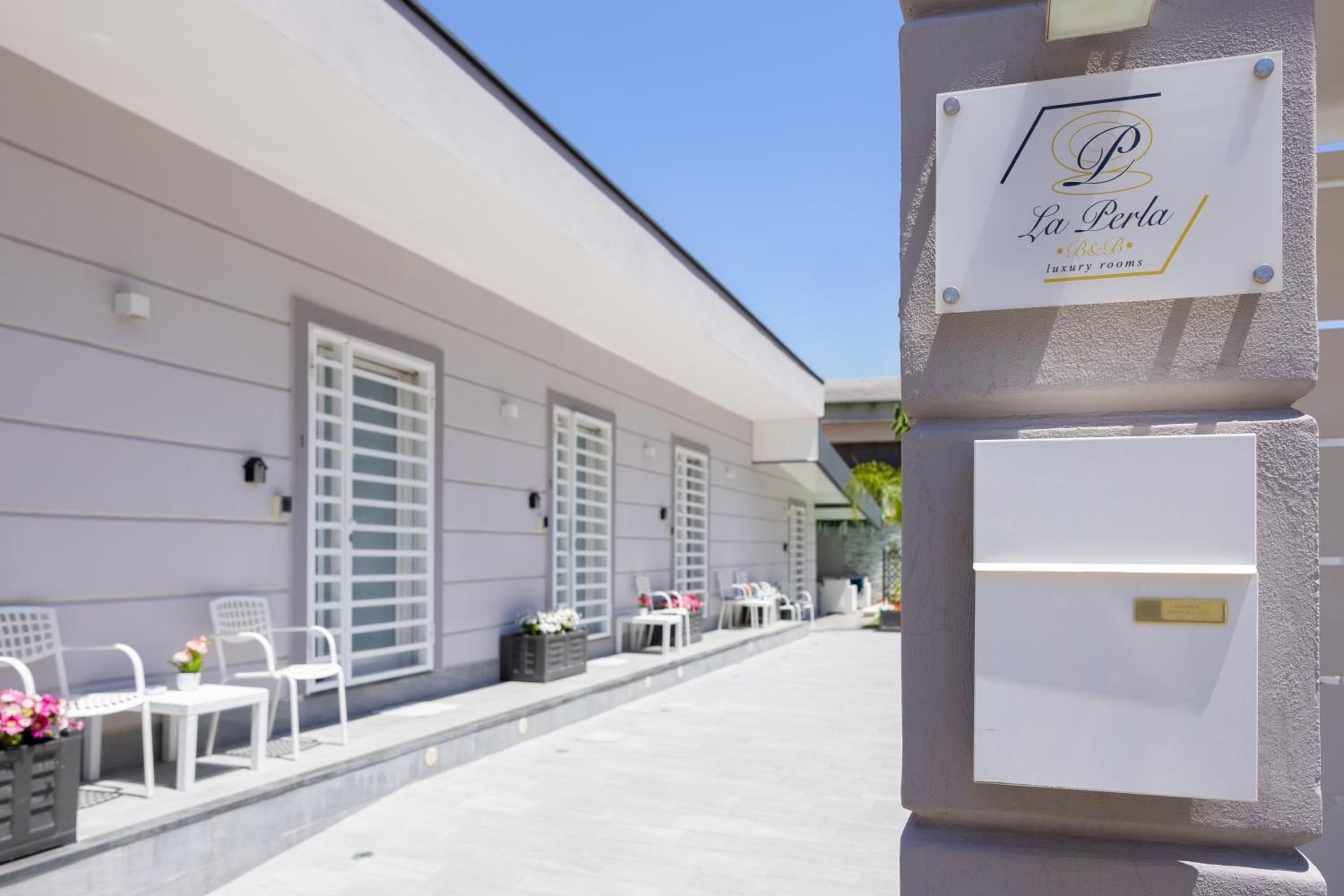 Hotel La Perla Luxury Rooms - Image 1