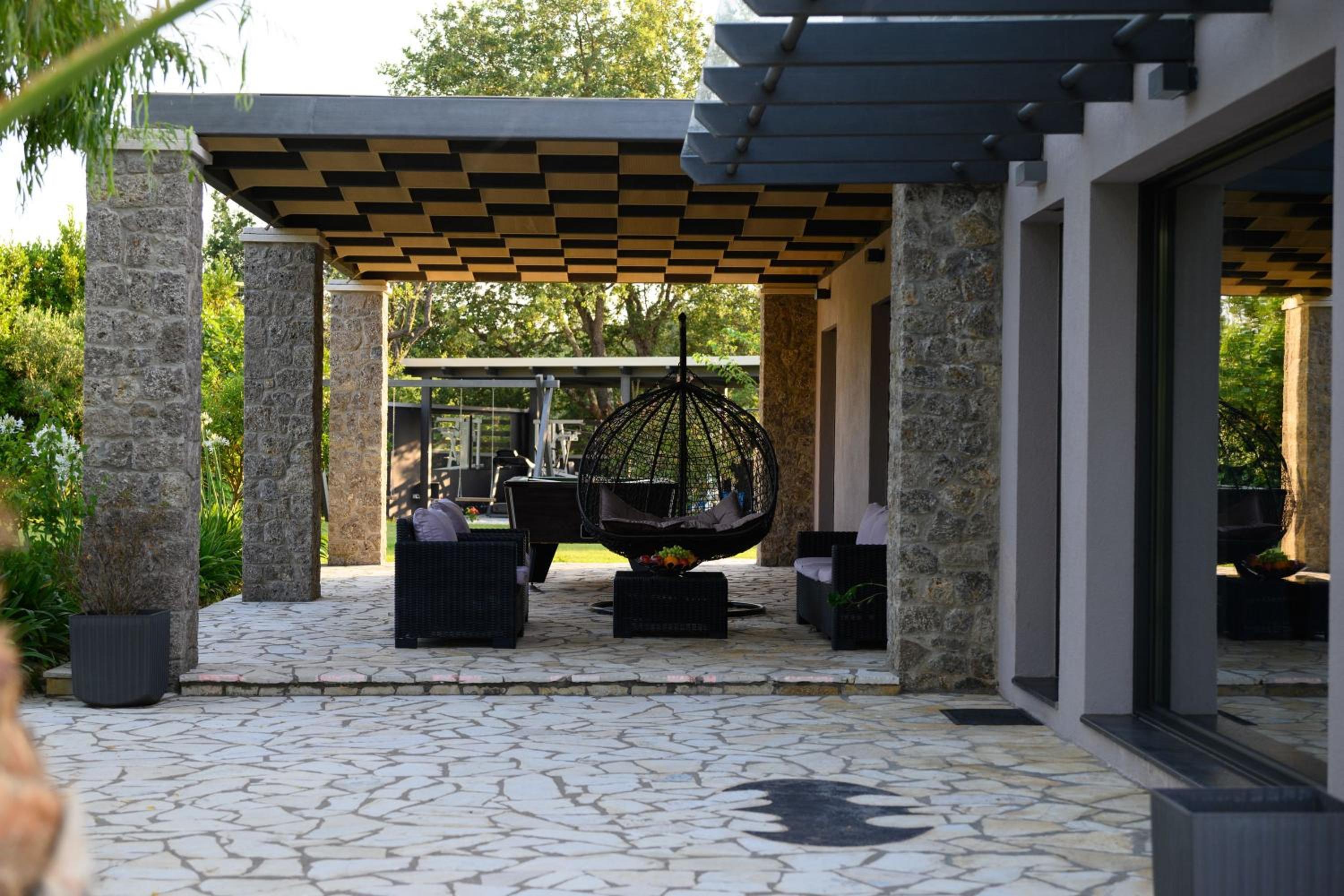 Villa Black White Dassia