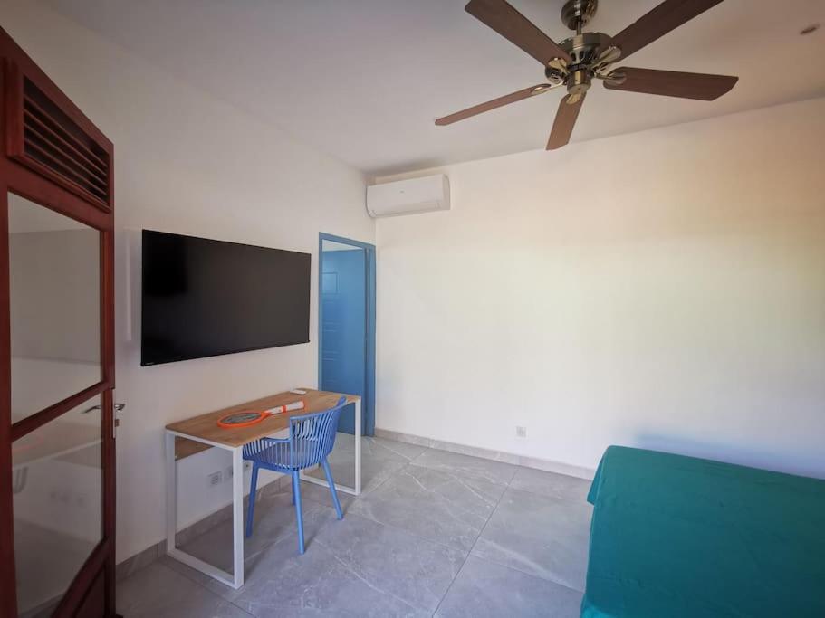 Studio Koton - 3 étoiles - Deshaies centre view 3