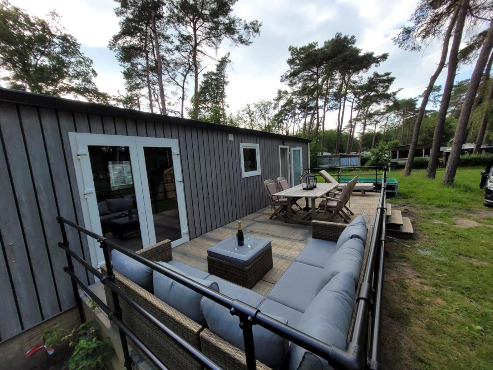 Luxe chalet voor gezinnen in familiepark Goolderheide met openlucht zwembaden en ruim overdekt terras 24m2