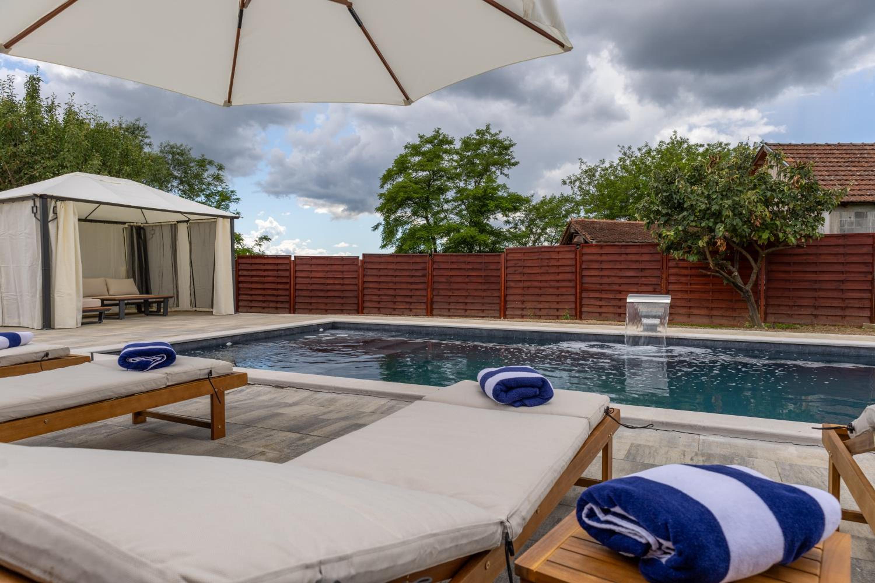 Ella en Velika — recepcion & lobby