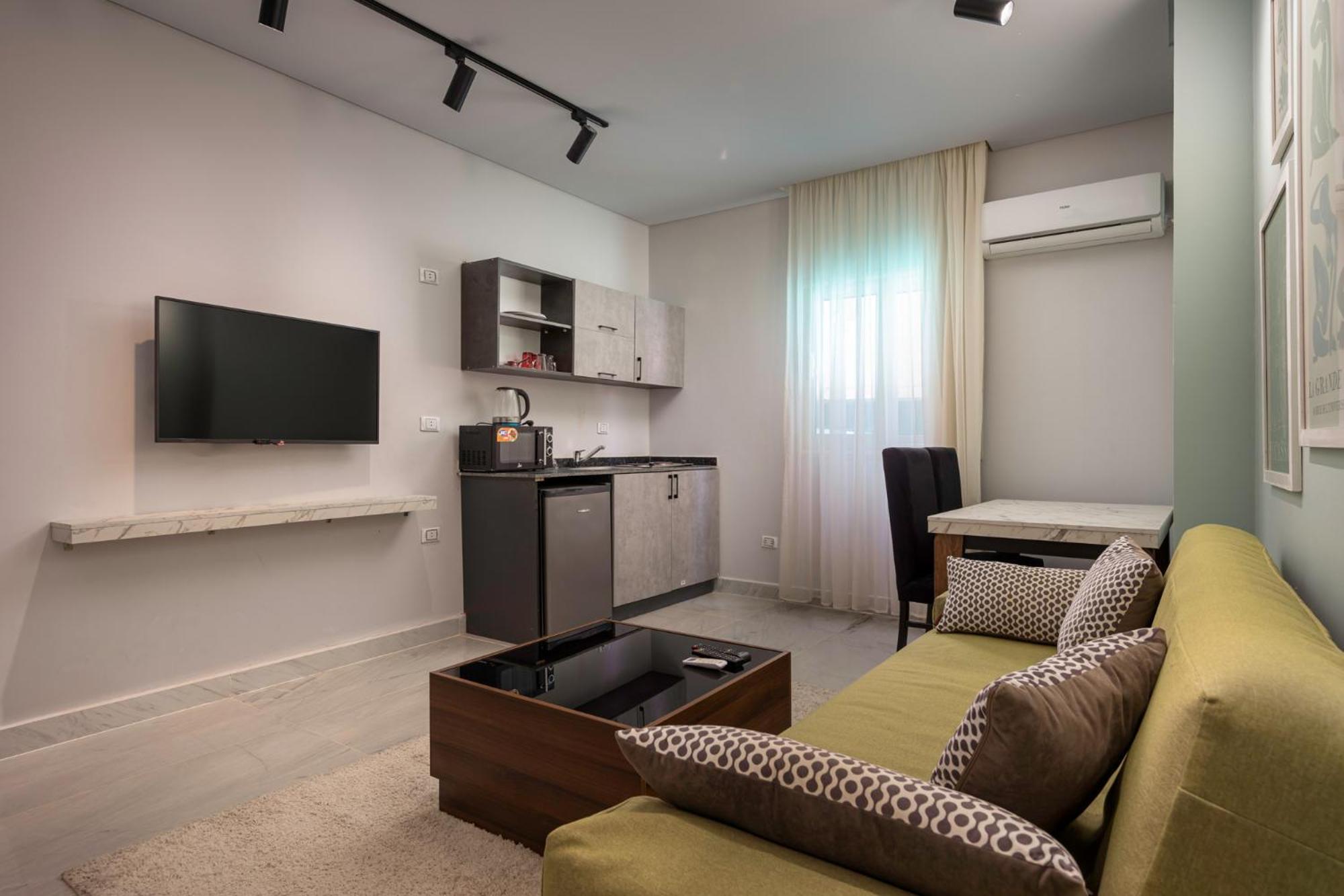 Travelholic 90 Residence