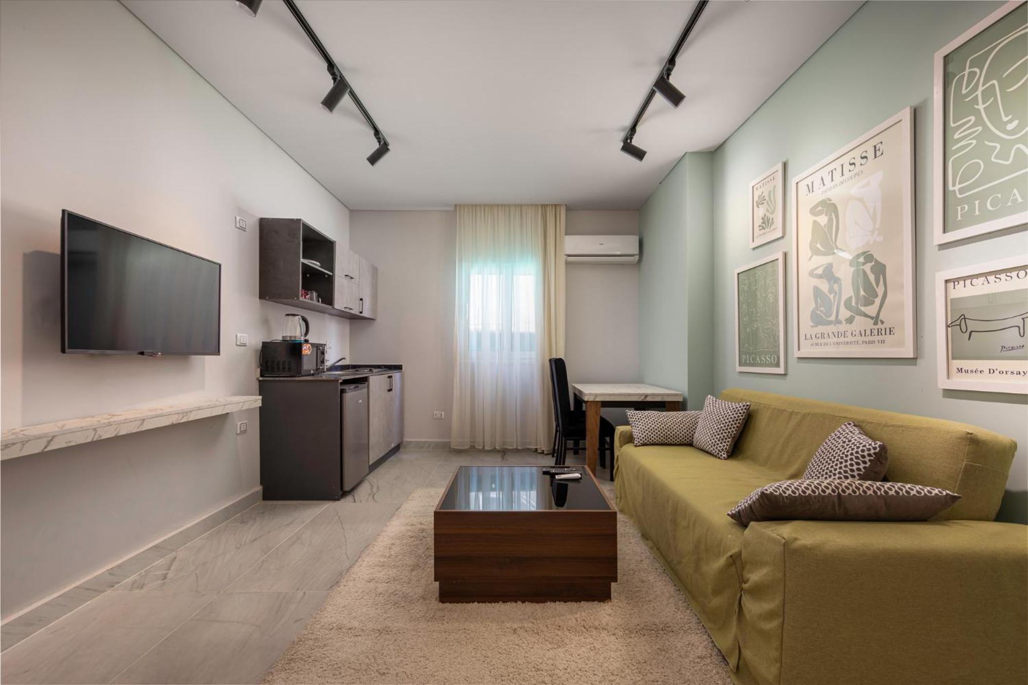 Travelholic 90 Residence
