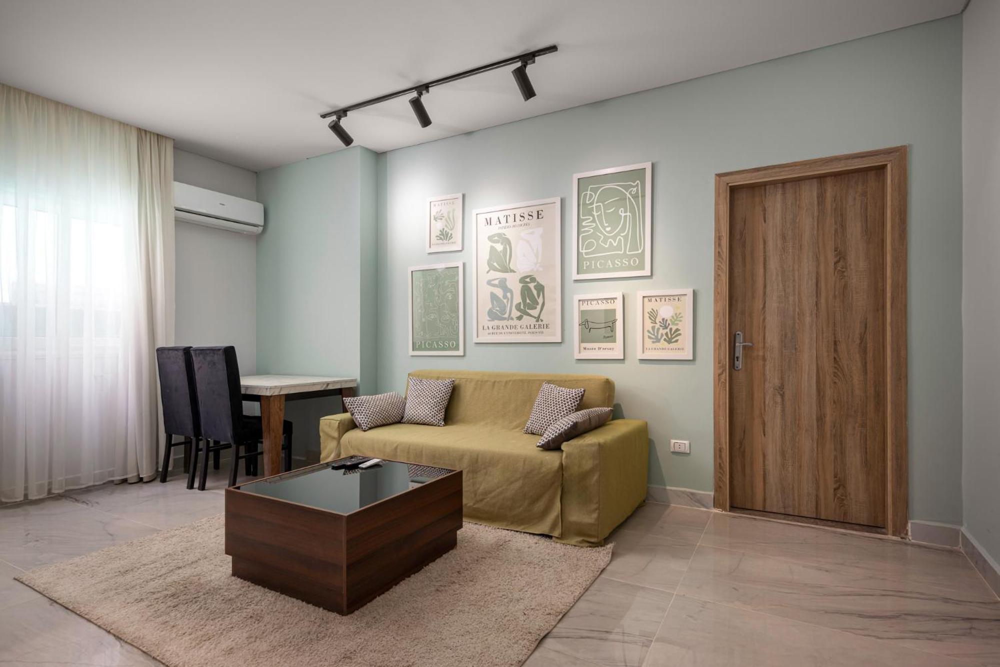 Travelholic 90 Residence