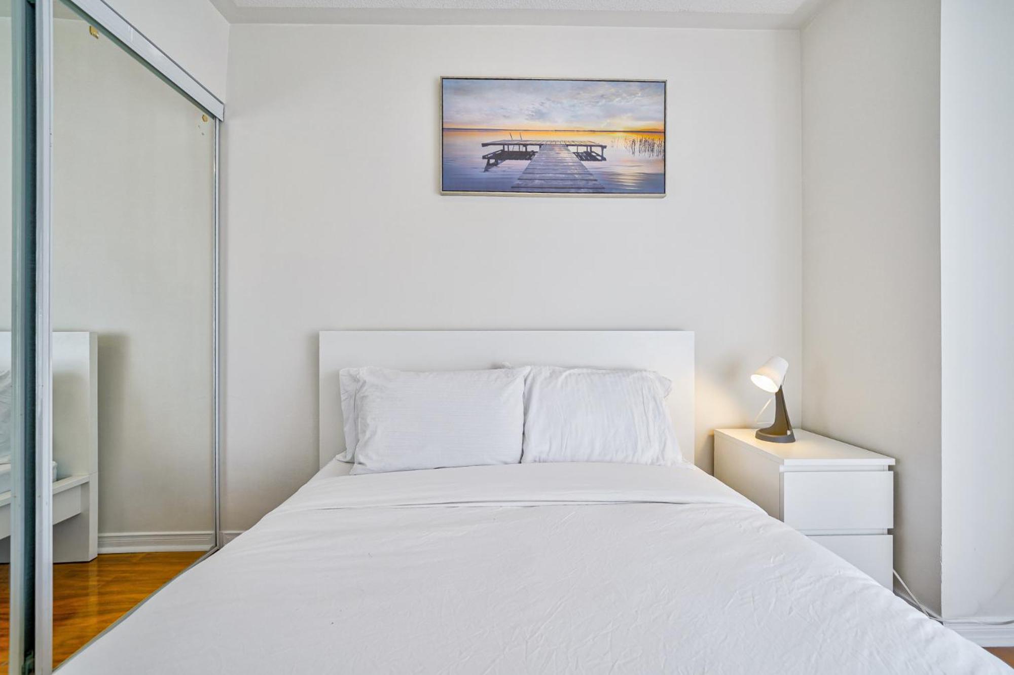 3 Bedrooms Townhouse Near Square One, Ridgeway Plaza & Toronto Airport with 2 Parkings