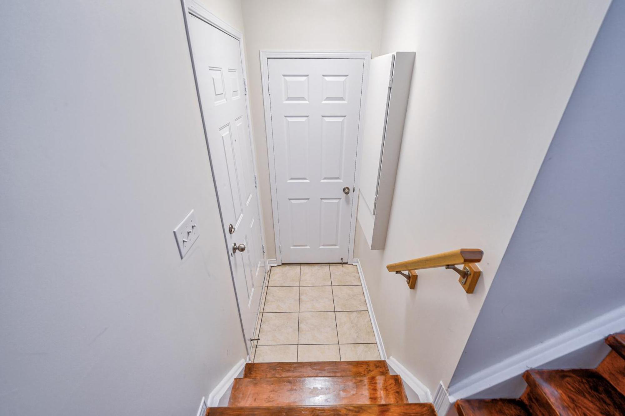 3 Bedrooms Townhouse Near Square One, Ridgeway Plaza & Toronto Airport with 2 Parkings