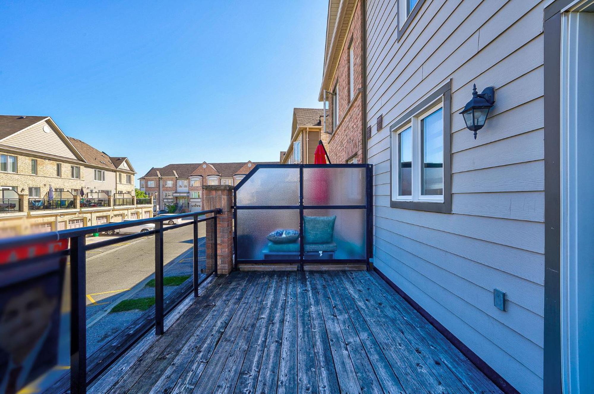 3 Bedrooms Townhouse Near Square One, Ridgeway Plaza & Toronto Airport with 2 Parkings