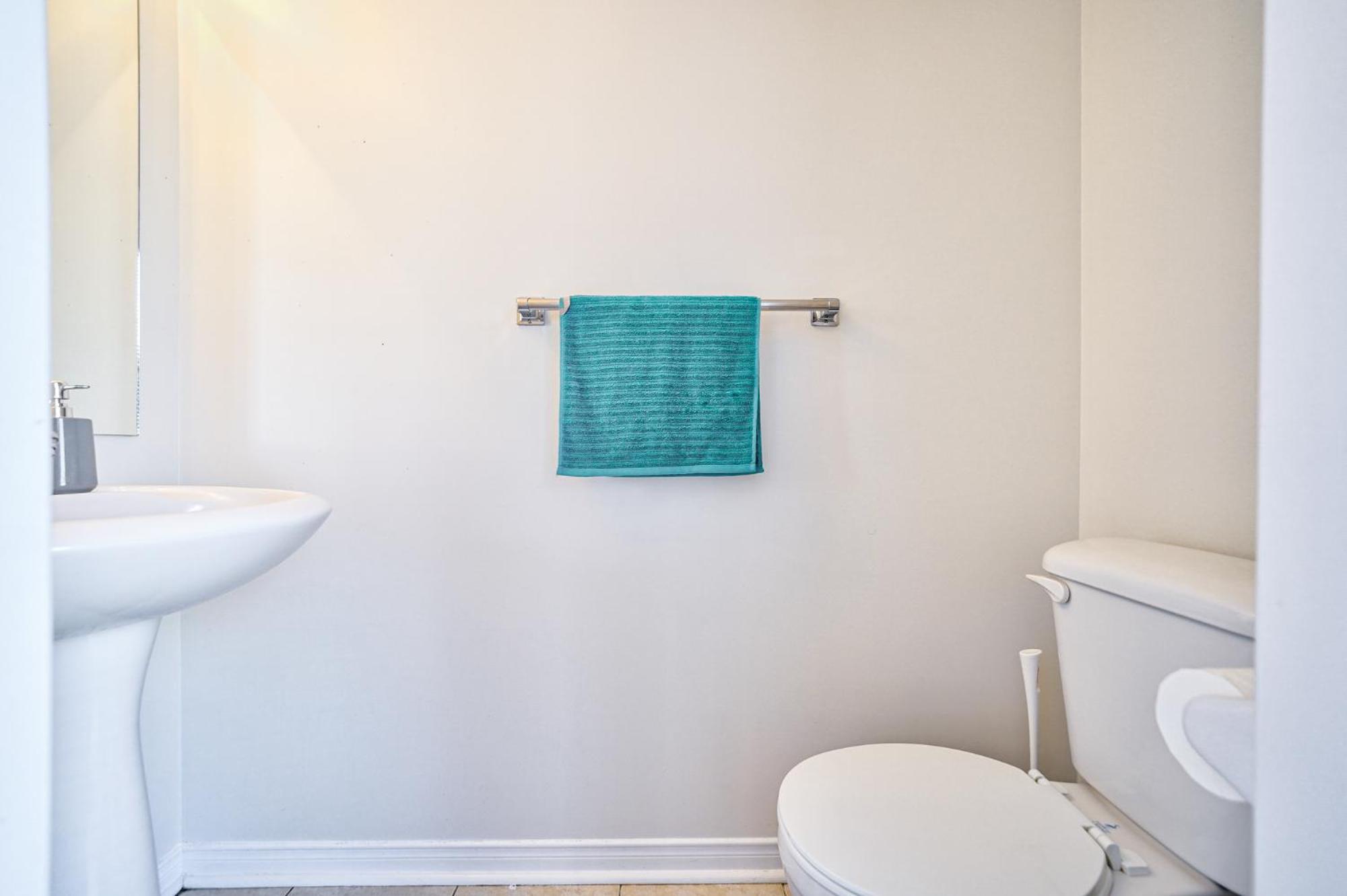 3 Bedrooms Townhouse Near Square One, Ridgeway Plaza & Toronto Airport with 2 Parkings