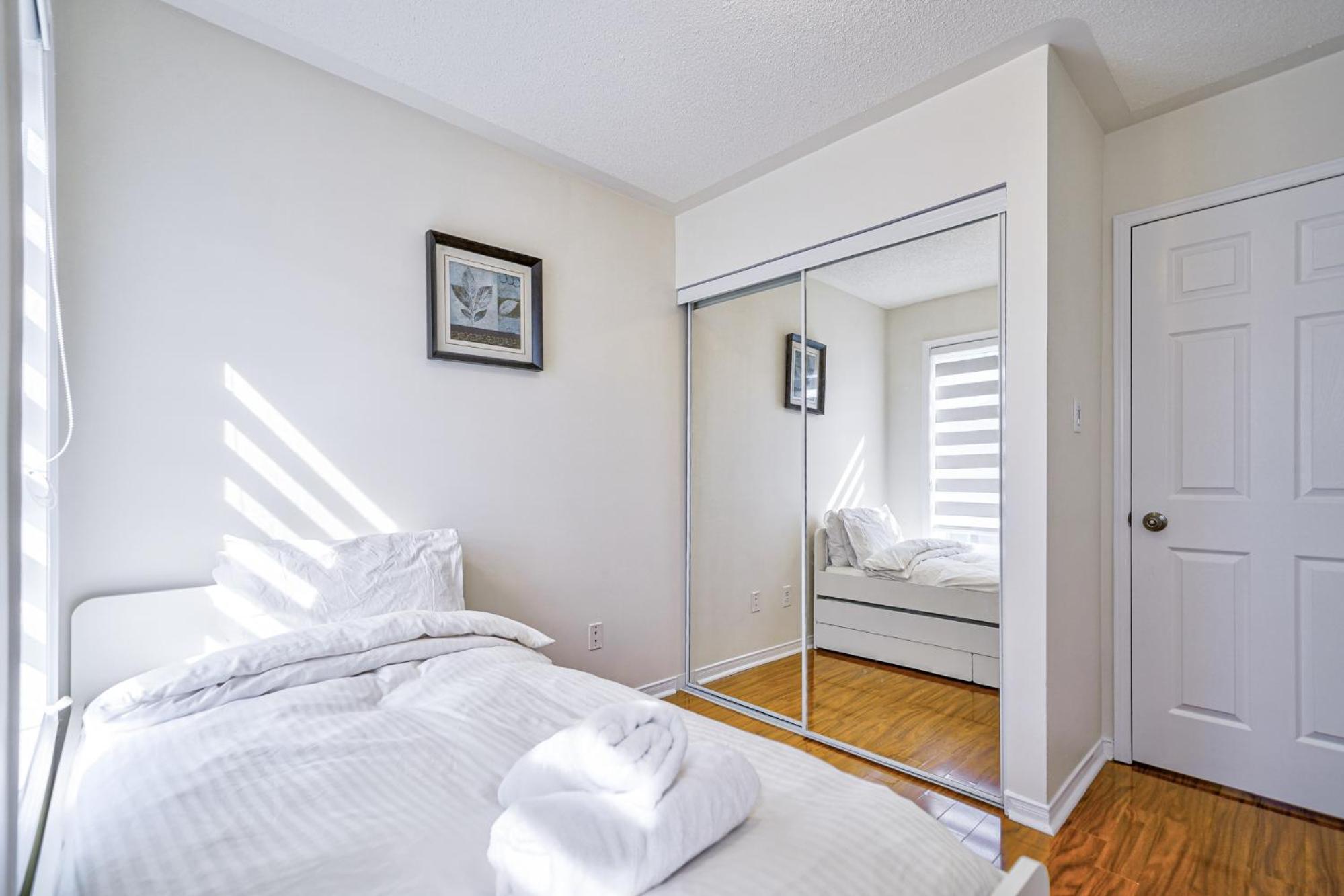 3 Bedrooms Townhouse Near Square One, Ridgeway Plaza & Toronto Airport with 2 Parkings