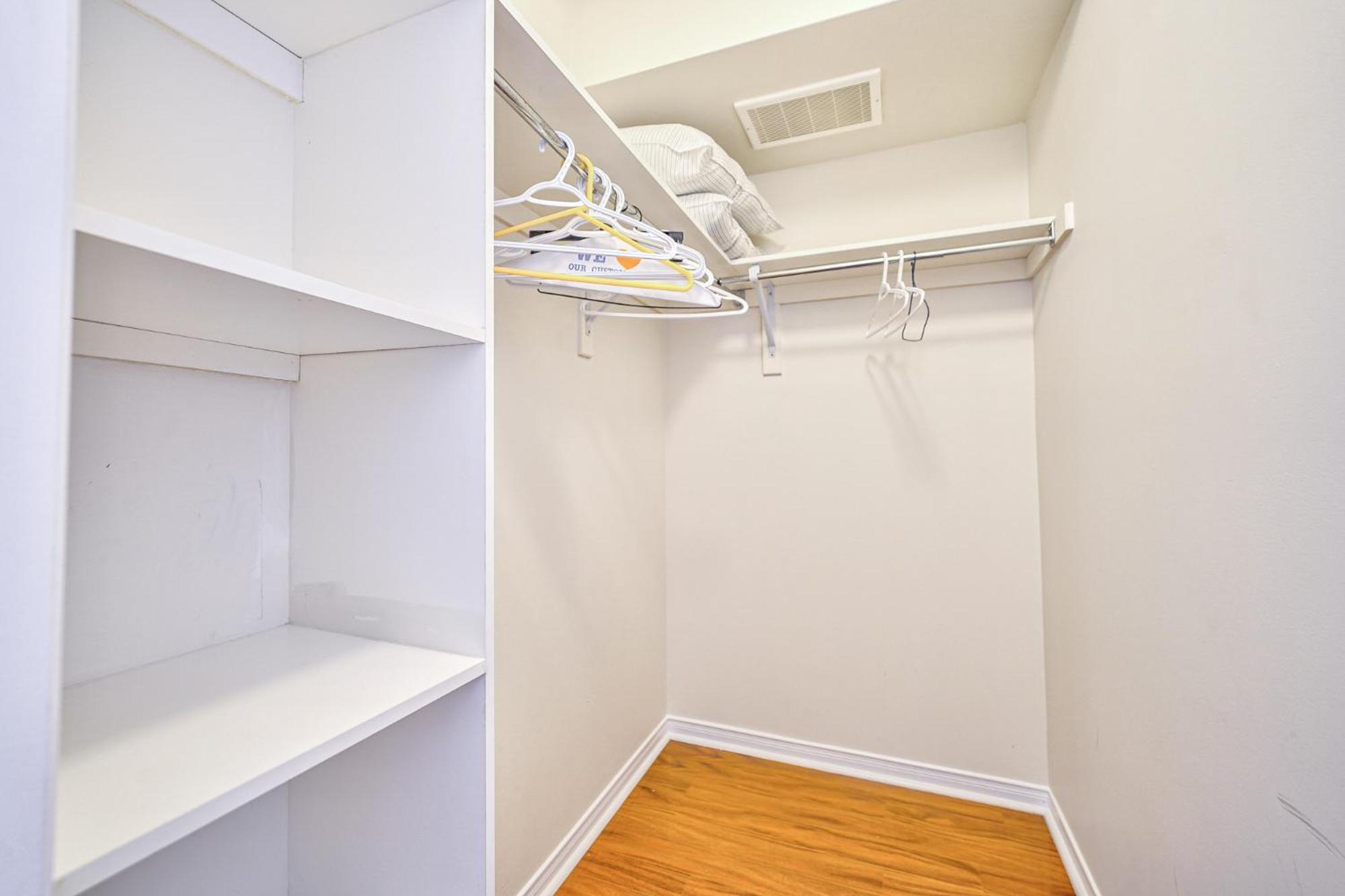3 Bedrooms Townhouse Near Square One, Ridgeway Plaza & Toronto Airport with 2 Parkings