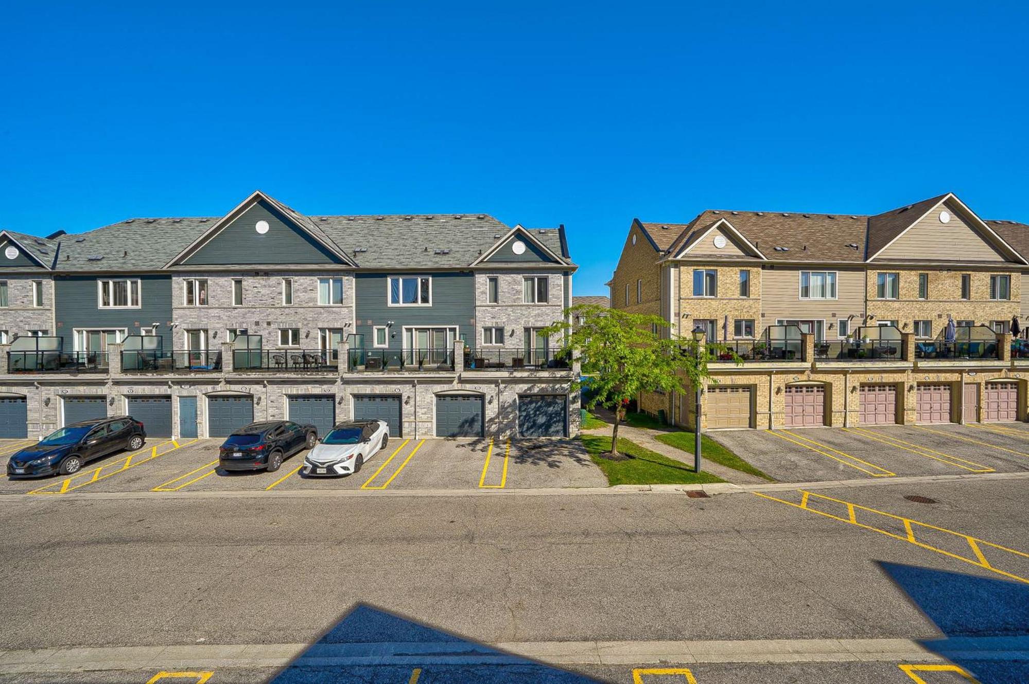 3 Bedrooms Townhouse Near Square One, Ridgeway Plaza & Toronto Airport with 2 Parkings