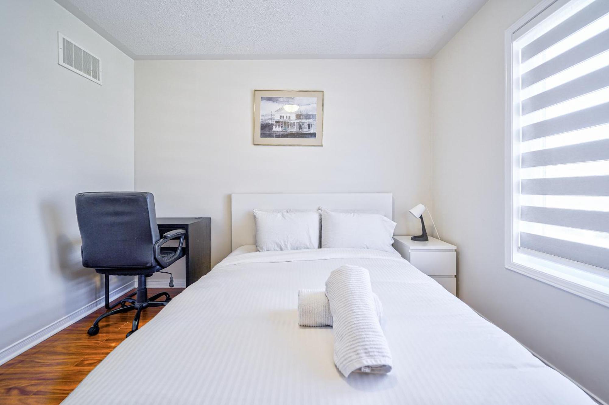 3 Bedrooms Townhouse Near Square One, Ridgeway Plaza & Toronto Airport with 2 Parkings