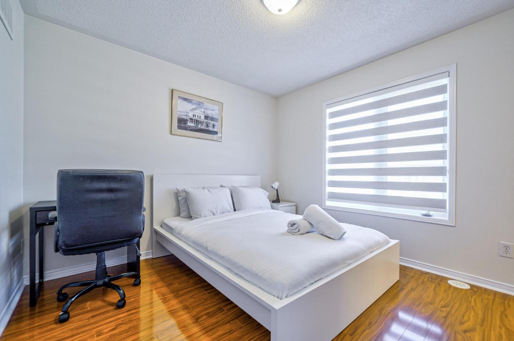 3 Bedrooms Townhouse Near Square One, Ridgeway Plaza & Toronto Airport with 2 Parkings