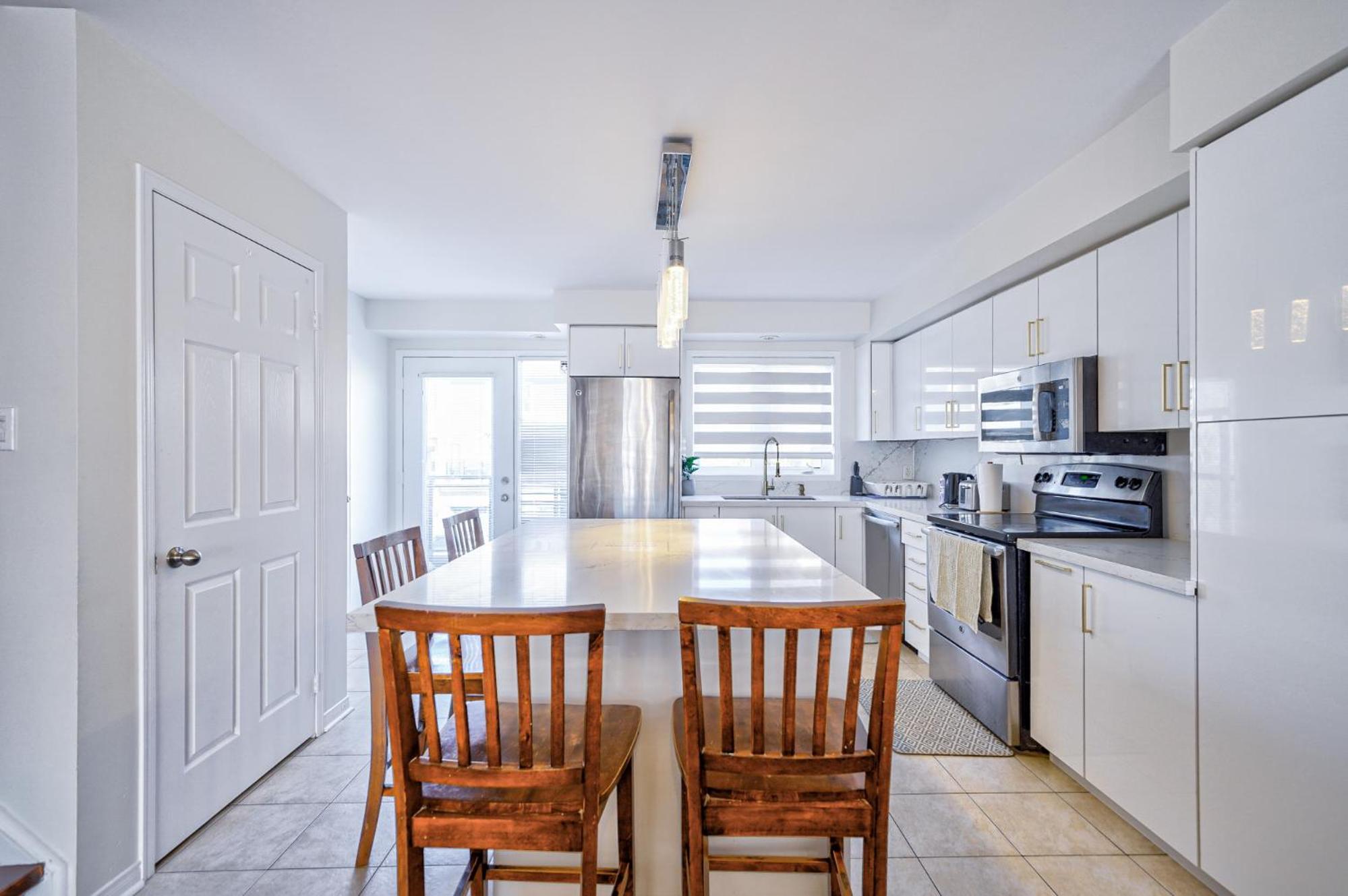 3 Bedrooms Townhouse Near Square One, Ridgeway Plaza & Toronto Airport with 2 Parkings