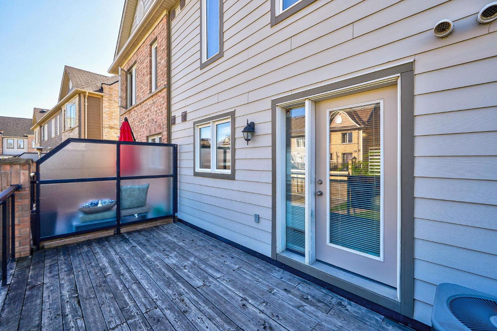 3 Bedrooms Townhouse Near Square One, Ridgeway Plaza & Toronto Airport with 2 Parkings