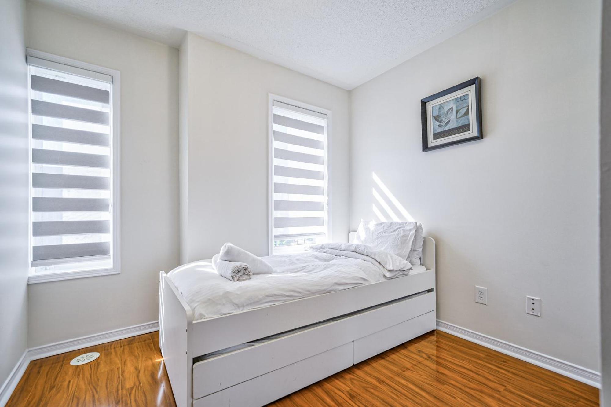 3 Bedrooms Townhouse Near Square One, Ridgeway Plaza & Toronto Airport with 2 Parkings