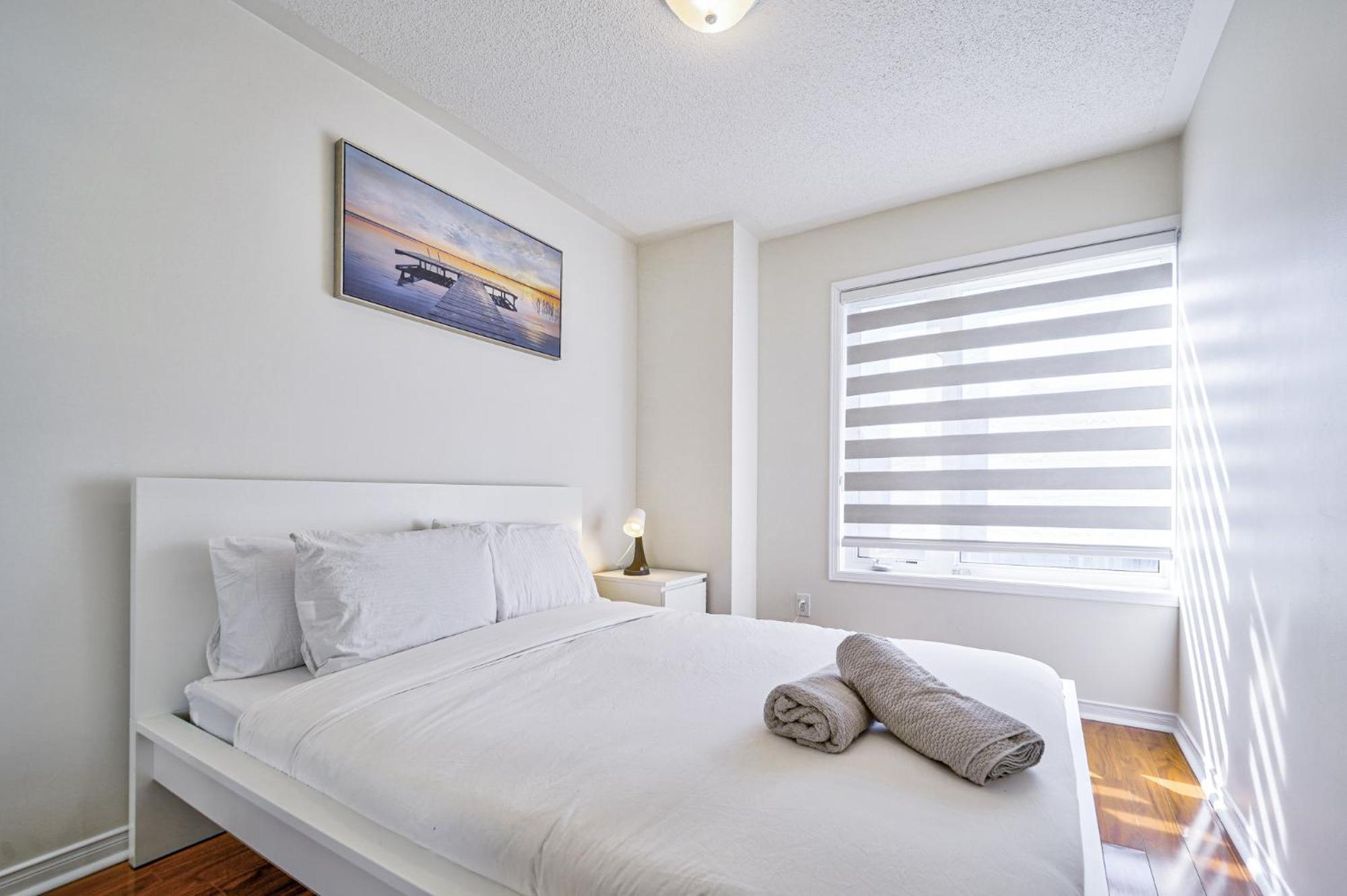 3 Bedrooms Townhouse Near Square One, Ridgeway Plaza & Toronto Airport with 2 Parkings