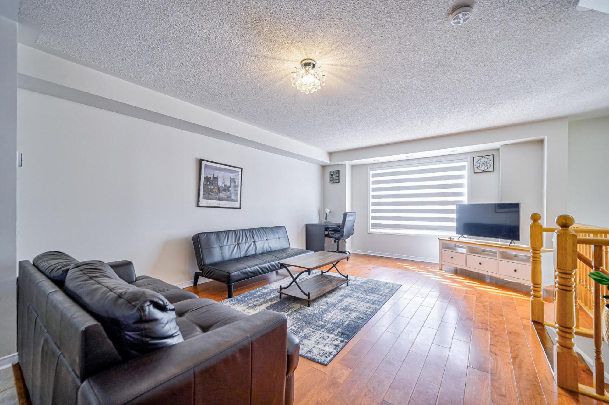 3 Bedrooms Townhouse Near Square One, Ridgeway Plaza & Toronto Airport with 2 Parkings