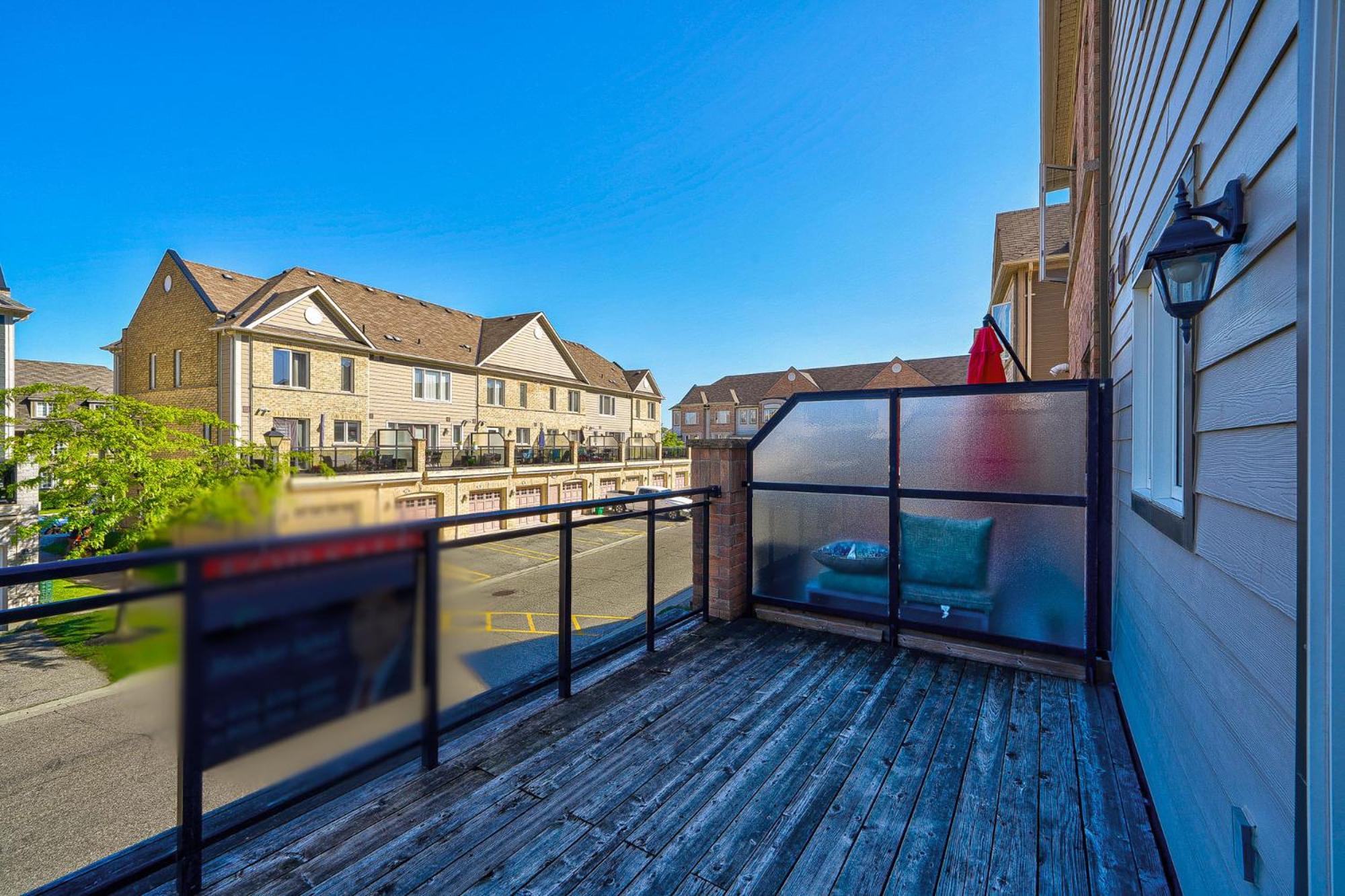3 Bedrooms Townhouse Near Square One, Ridgeway Plaza & Toronto Airport with 2 Parkings