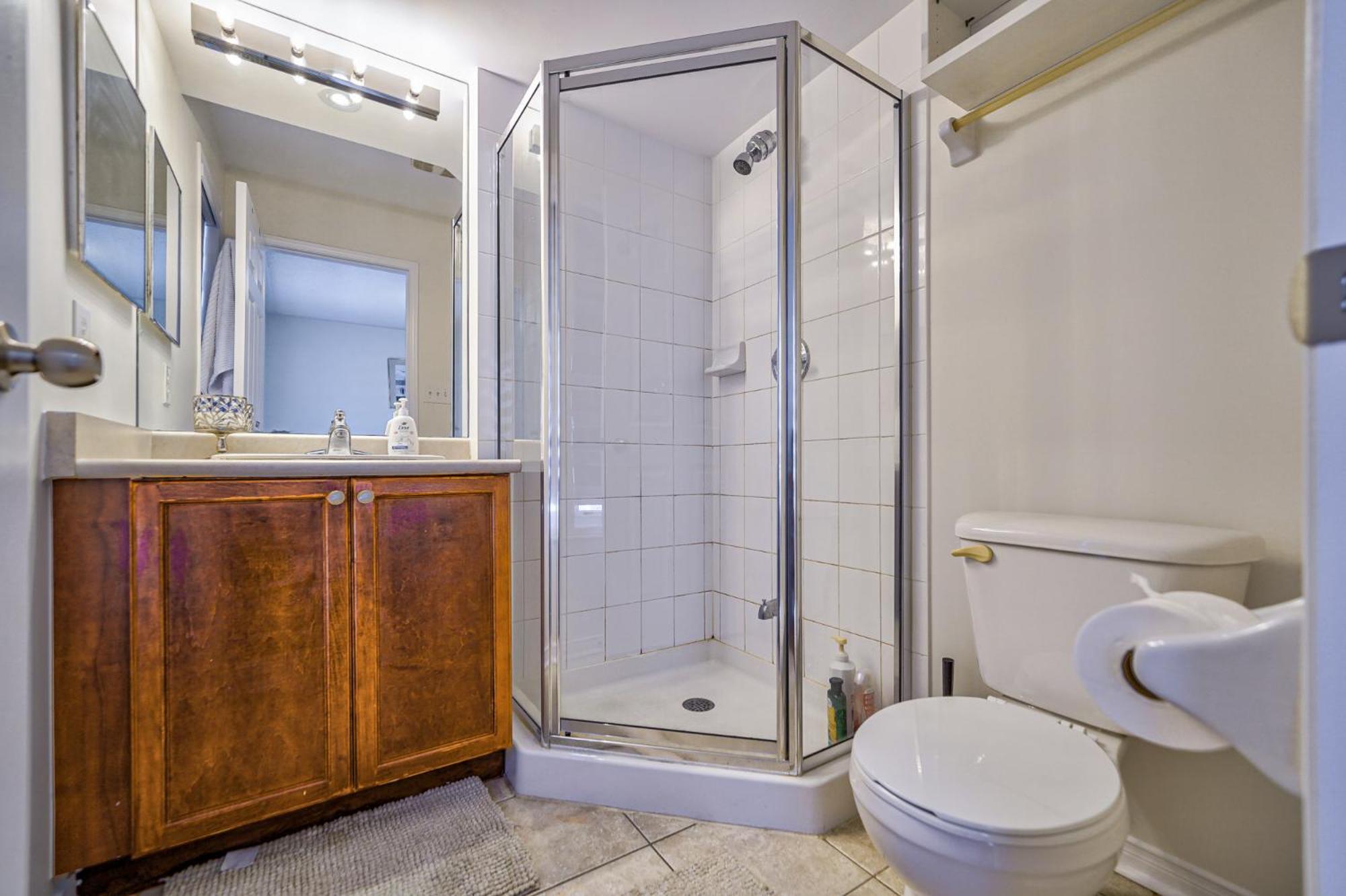 3 Bedrooms Townhouse Near Square One, Ridgeway Plaza & Toronto Airport with 2 Parkings