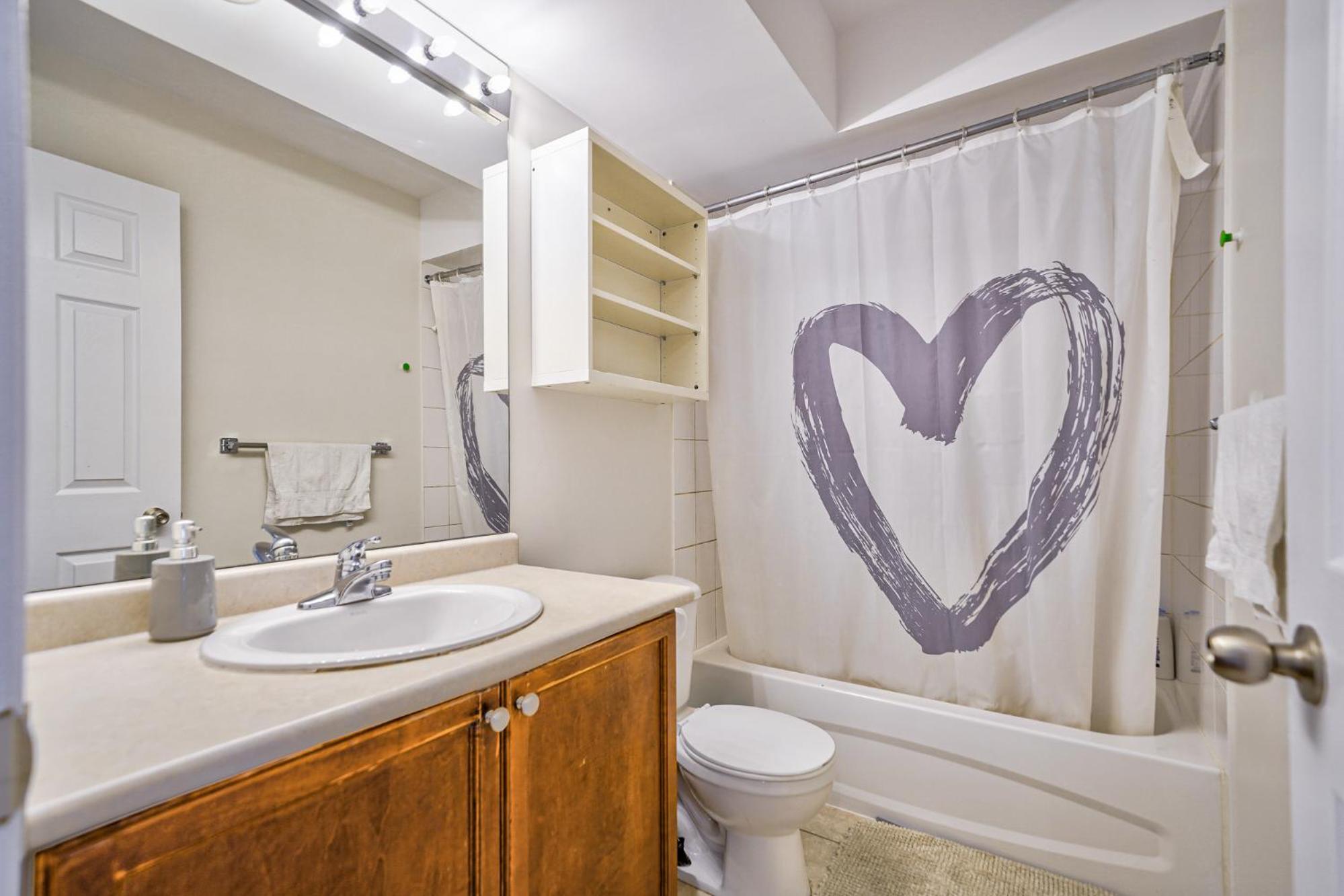 3 Bedrooms Townhouse Near Square One, Ridgeway Plaza & Toronto Airport with 2 Parkings