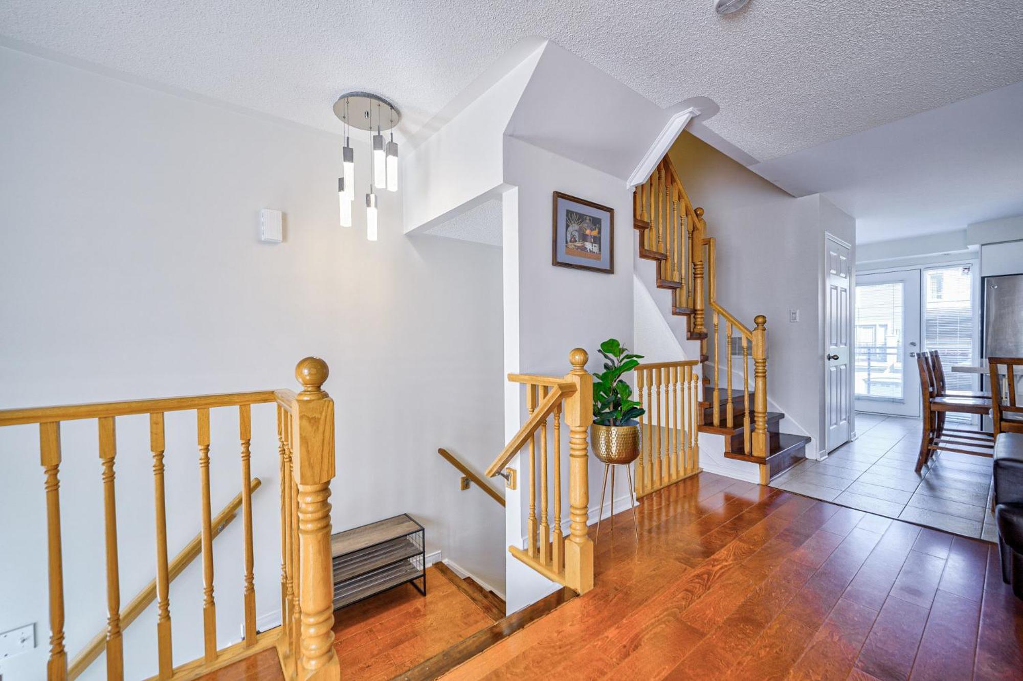 3 Bedrooms Townhouse Near Square One, Ridgeway Plaza & Toronto Airport with 2 Parkings