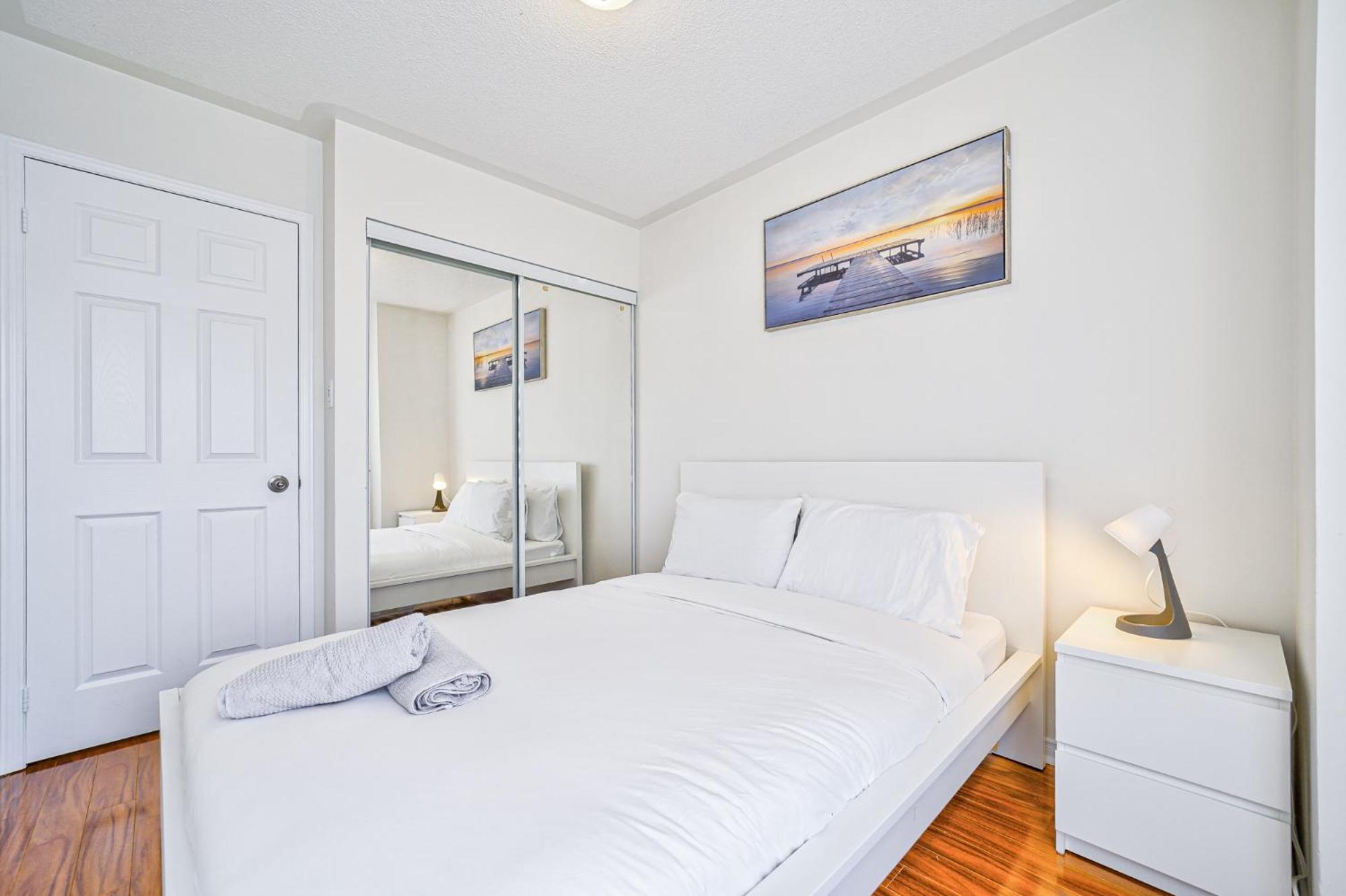 3 Bedrooms Townhouse Near Square One, Ridgeway Plaza & Toronto Airport with 2 Parkings