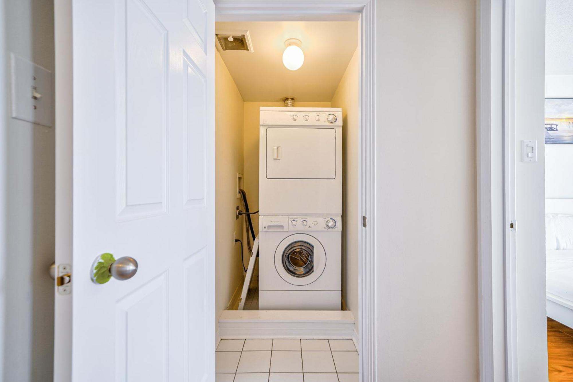 3 Bedrooms Townhouse Near Square One, Ridgeway Plaza & Toronto Airport with 2 Parkings