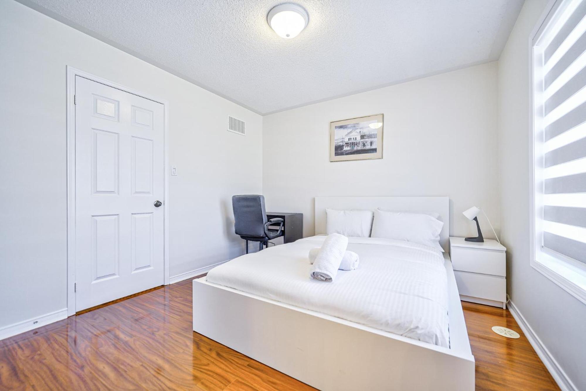 3 Bedrooms Townhouse Near Square One, Ridgeway Plaza & Toronto Airport with 2 Parkings