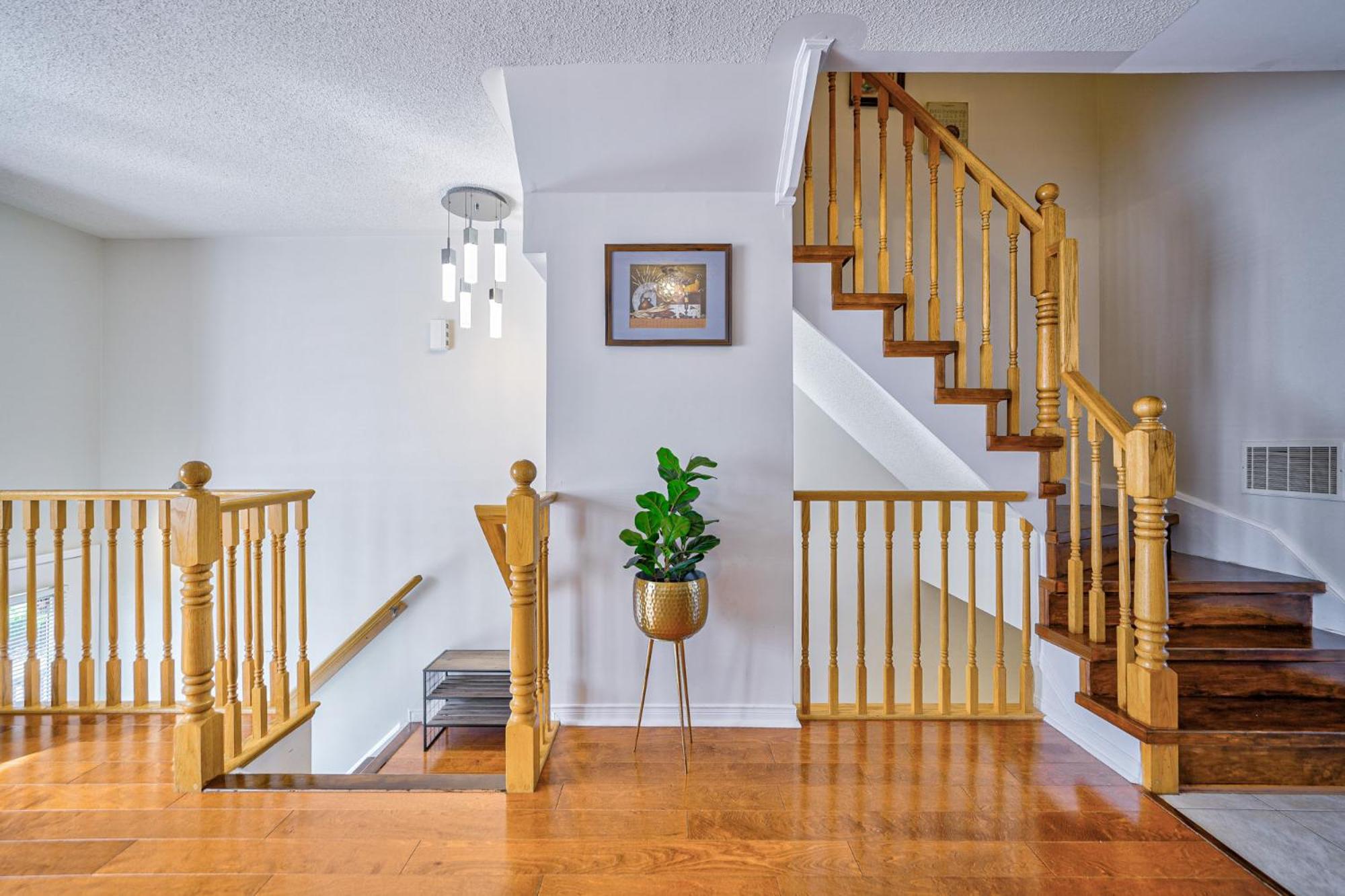 3 Bedrooms Townhouse Near Square One, Ridgeway Plaza & Toronto Airport with 2 Parkings