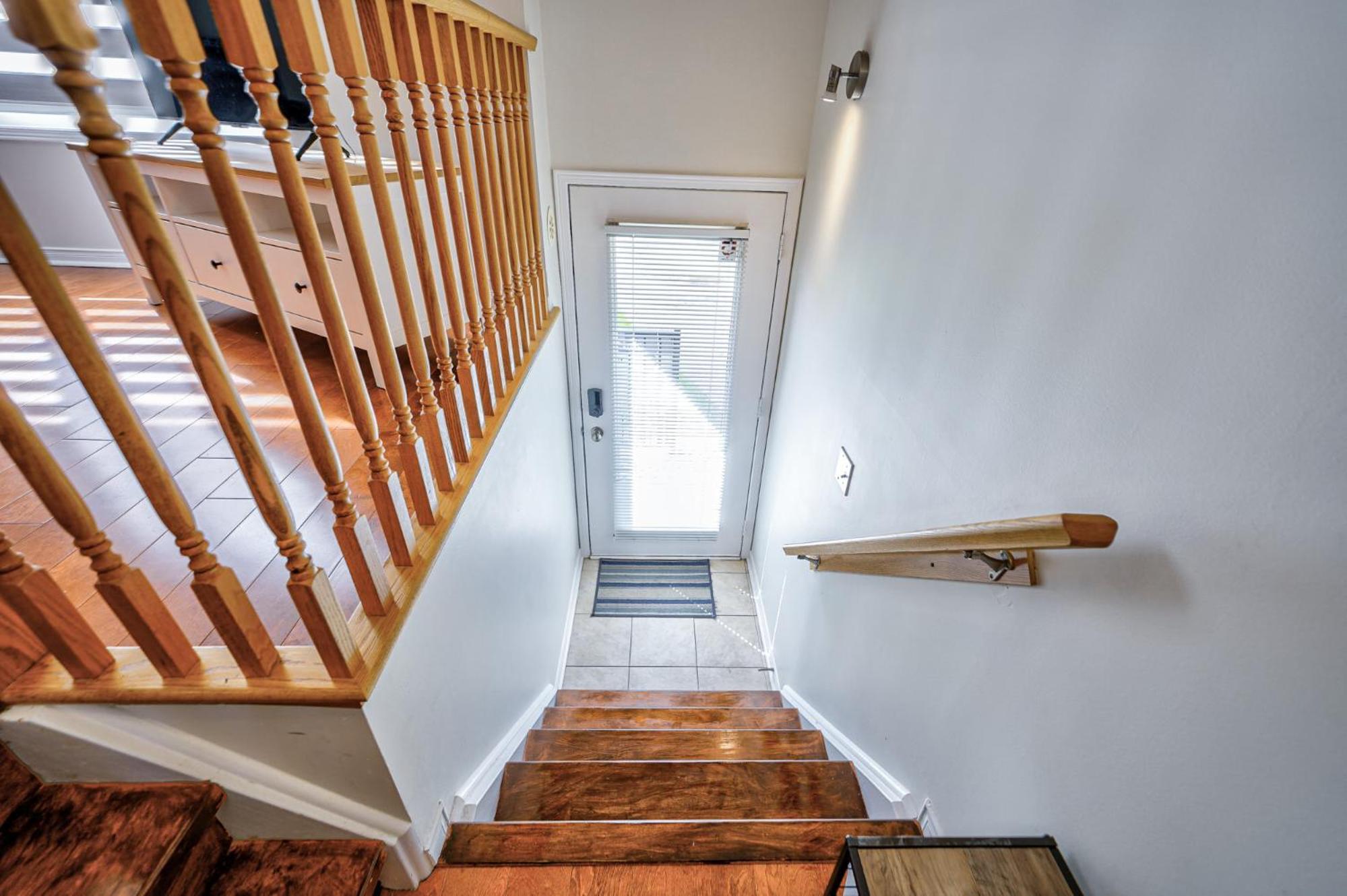 3 Bedrooms Townhouse Near Square One, Ridgeway Plaza & Toronto Airport with 2 Parkings