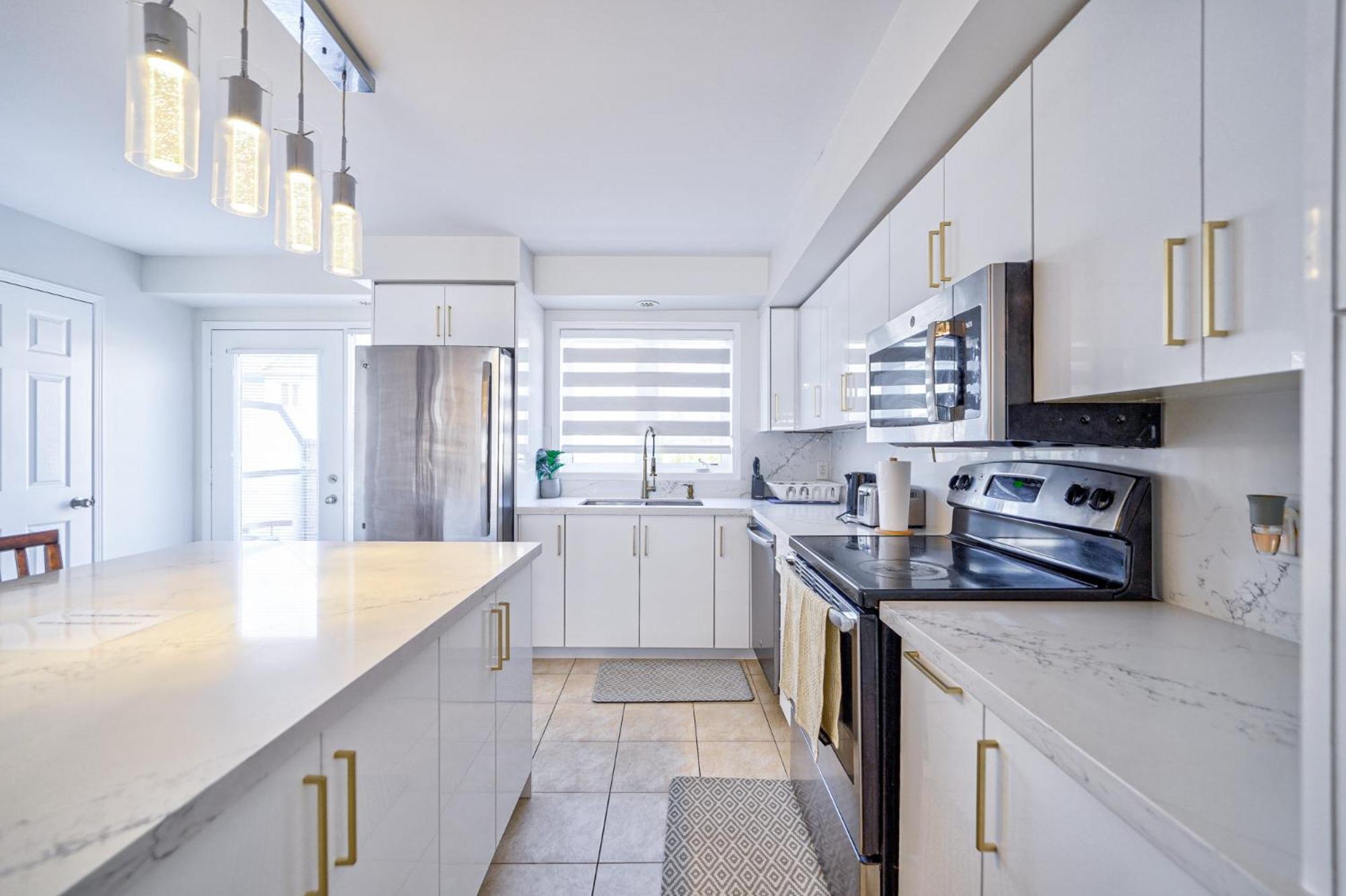 3 Bedrooms Townhouse Near Square One, Ridgeway Plaza & Toronto Airport with 2 Parkings