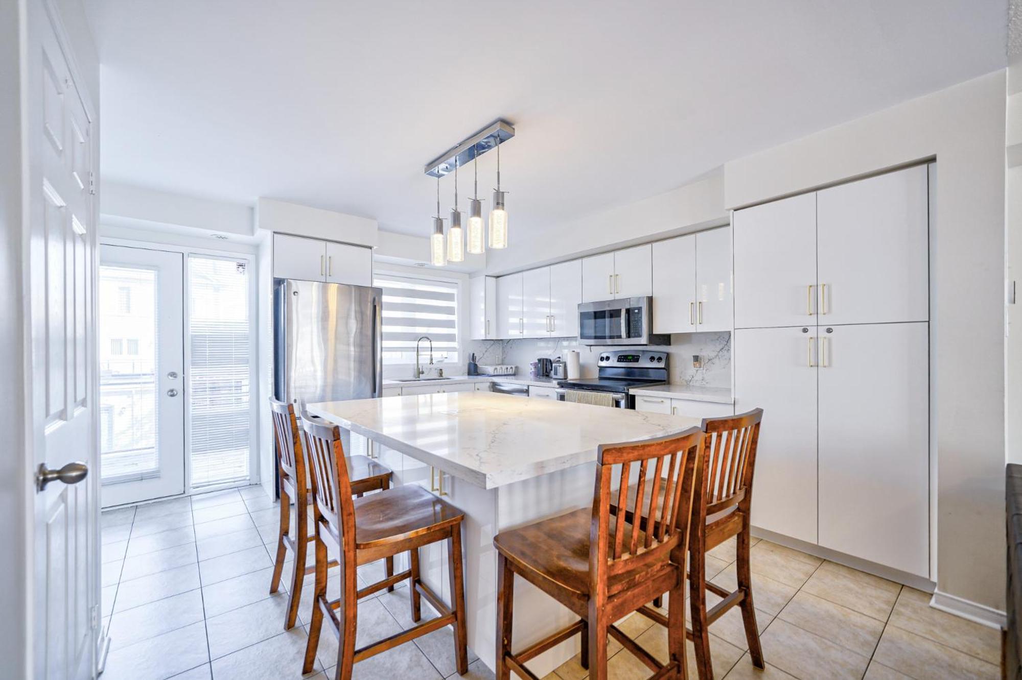 3 Bedrooms Townhouse Near Square One, Ridgeway Plaza & Toronto Airport with 2 Parkings