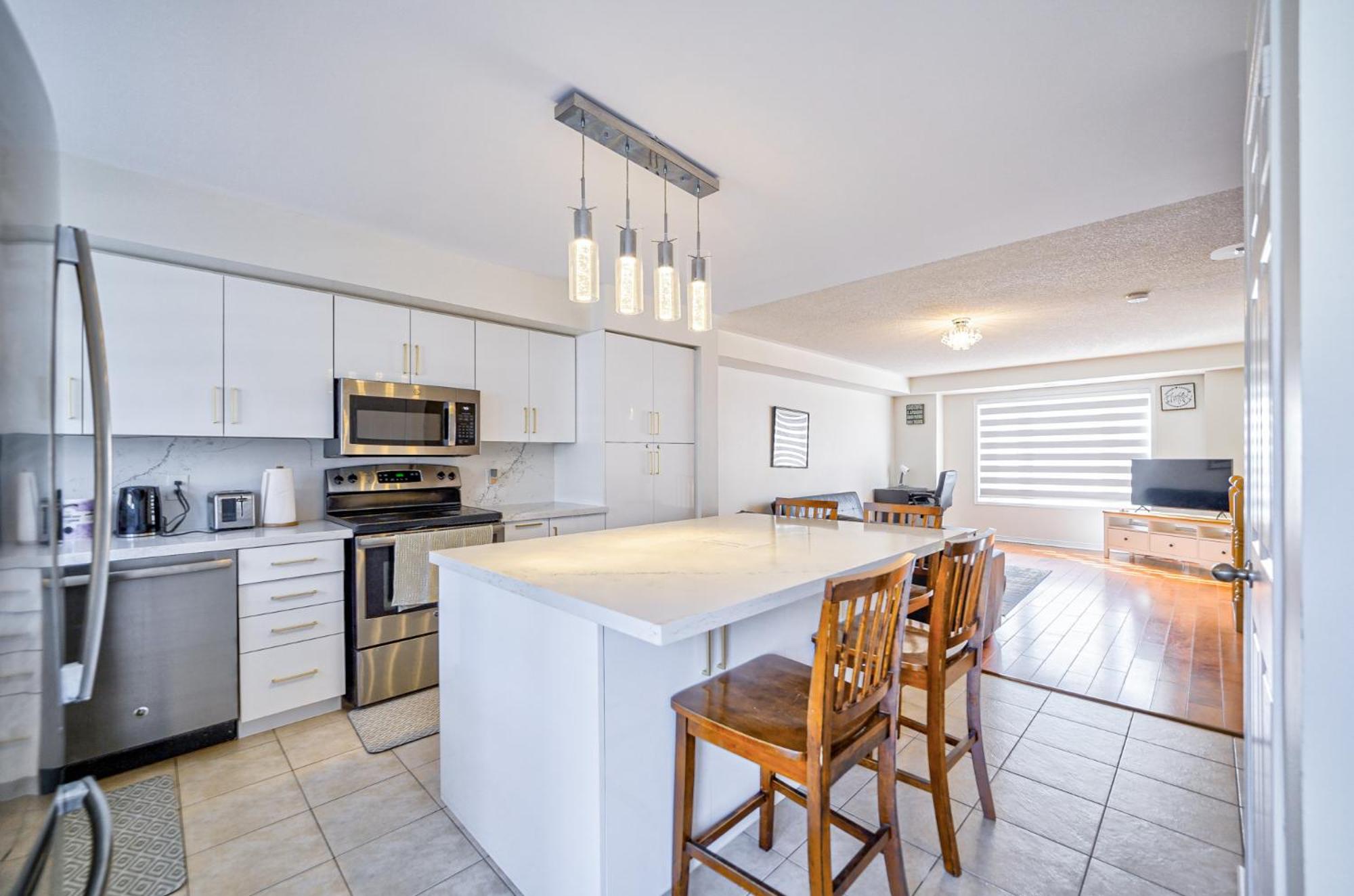 3 Bedrooms Townhouse Near Square One, Ridgeway Plaza & Toronto Airport with 2 Parkings