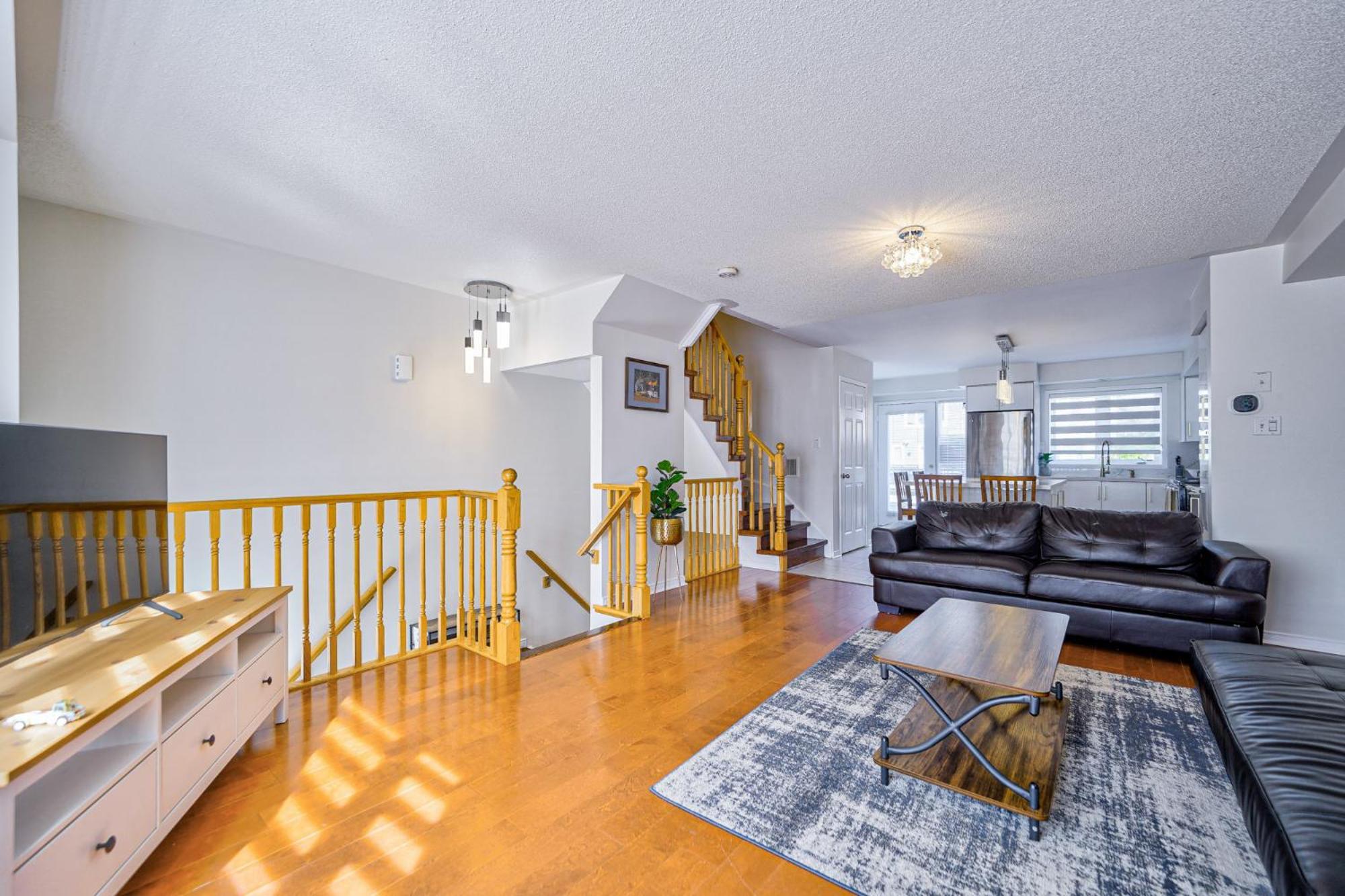 3 Bedrooms Townhouse Near Square One, Ridgeway Plaza & Toronto Airport with 2 Parkings