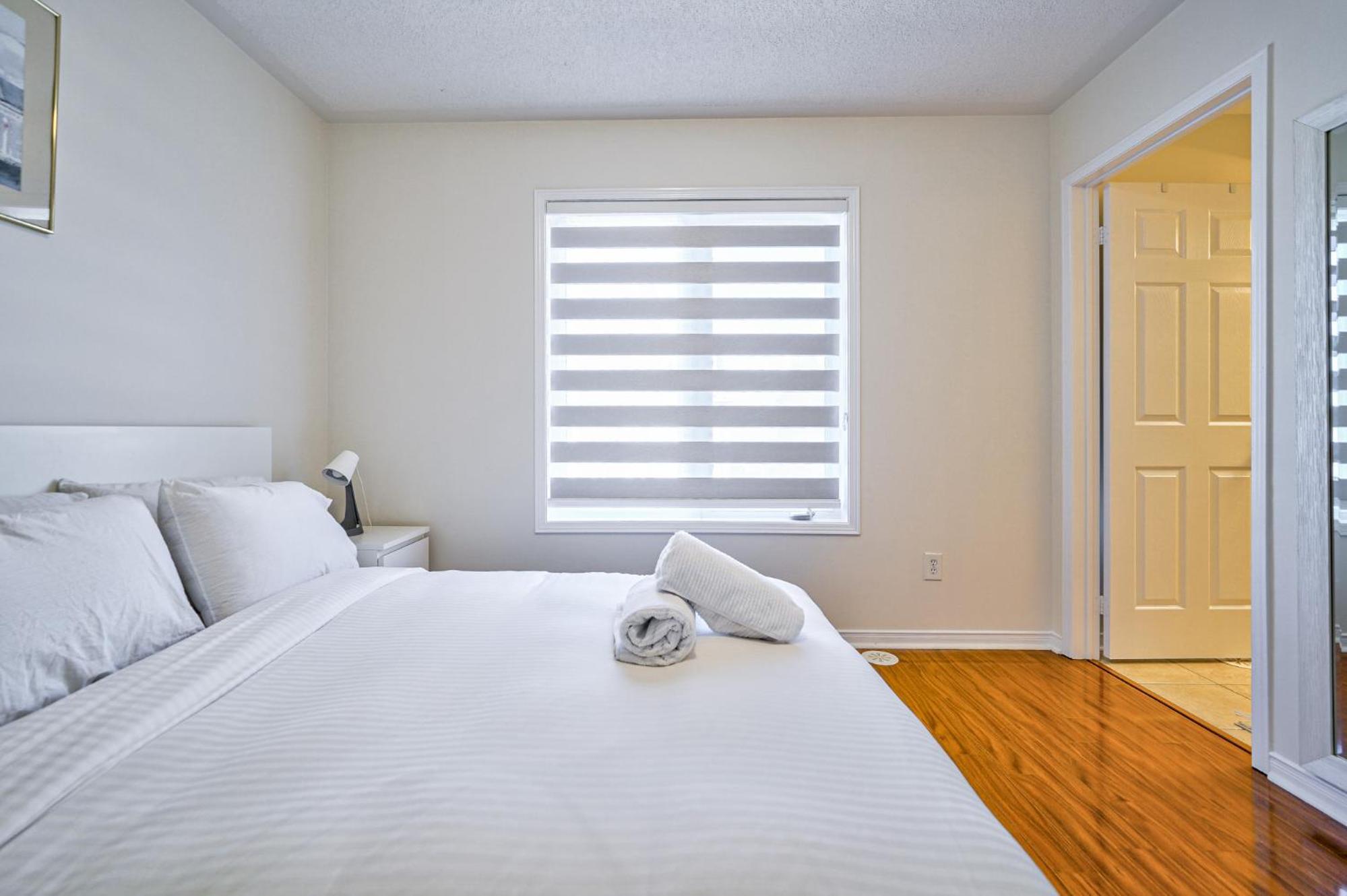 3 Bedrooms Townhouse Near Square One, Ridgeway Plaza & Toronto Airport with 2 Parkings