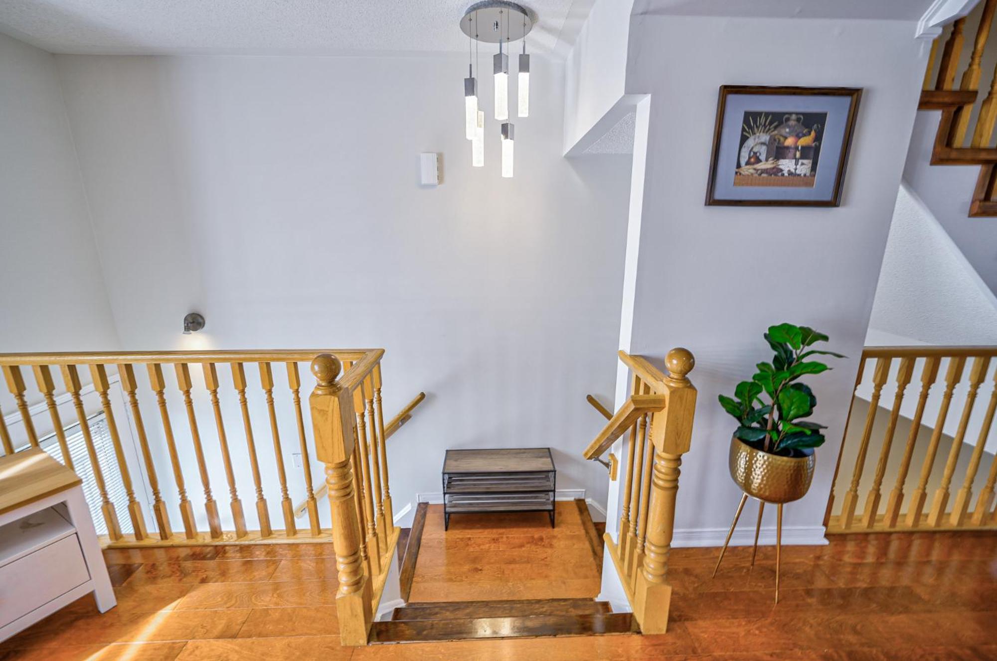 3 Bedrooms Townhouse Near Square One, Ridgeway Plaza & Toronto Airport with 2 Parkings