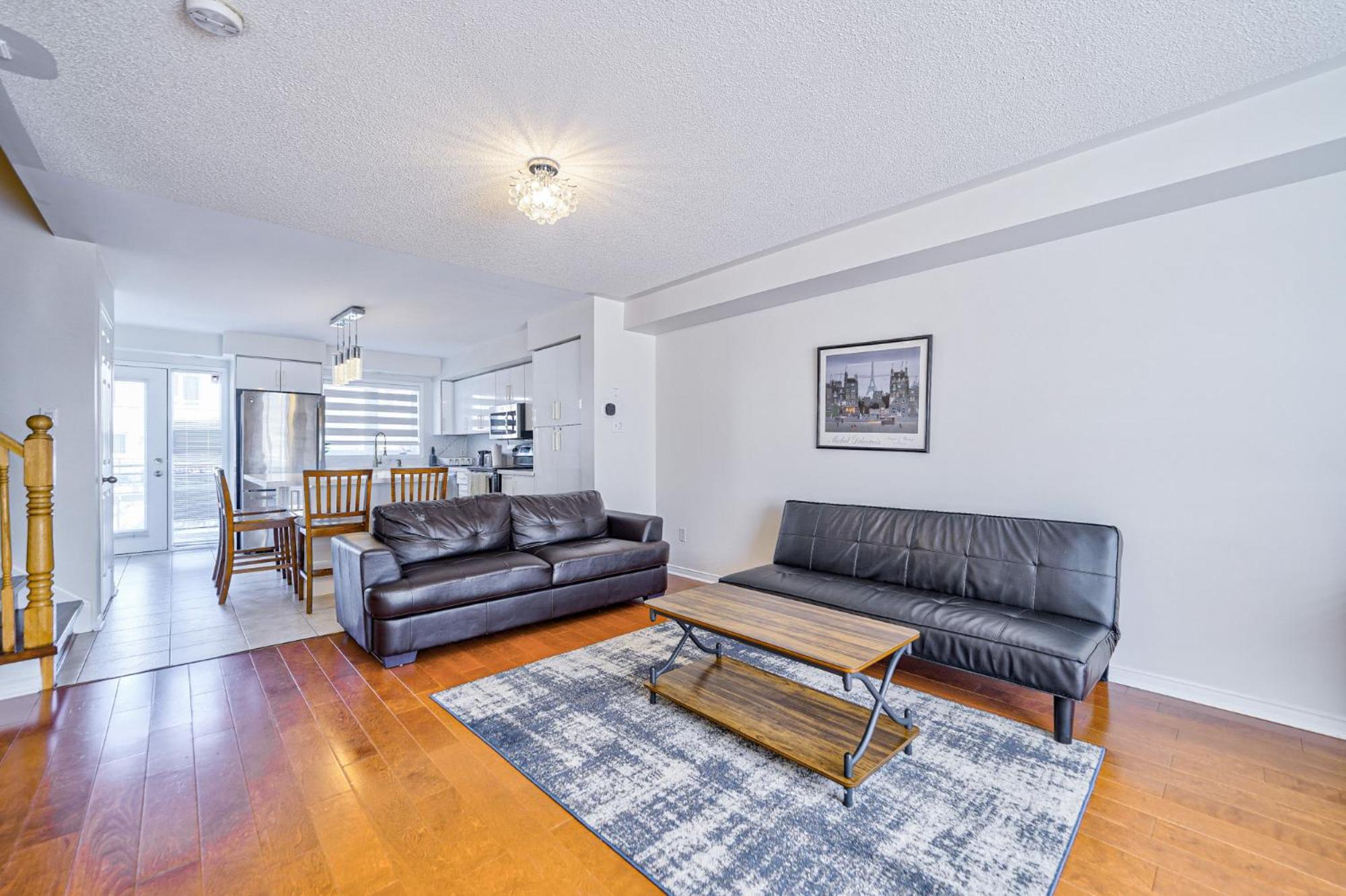 3 Bedrooms Townhouse Near Square One, Ridgeway Plaza & Toronto Airport with 2 Parkings
