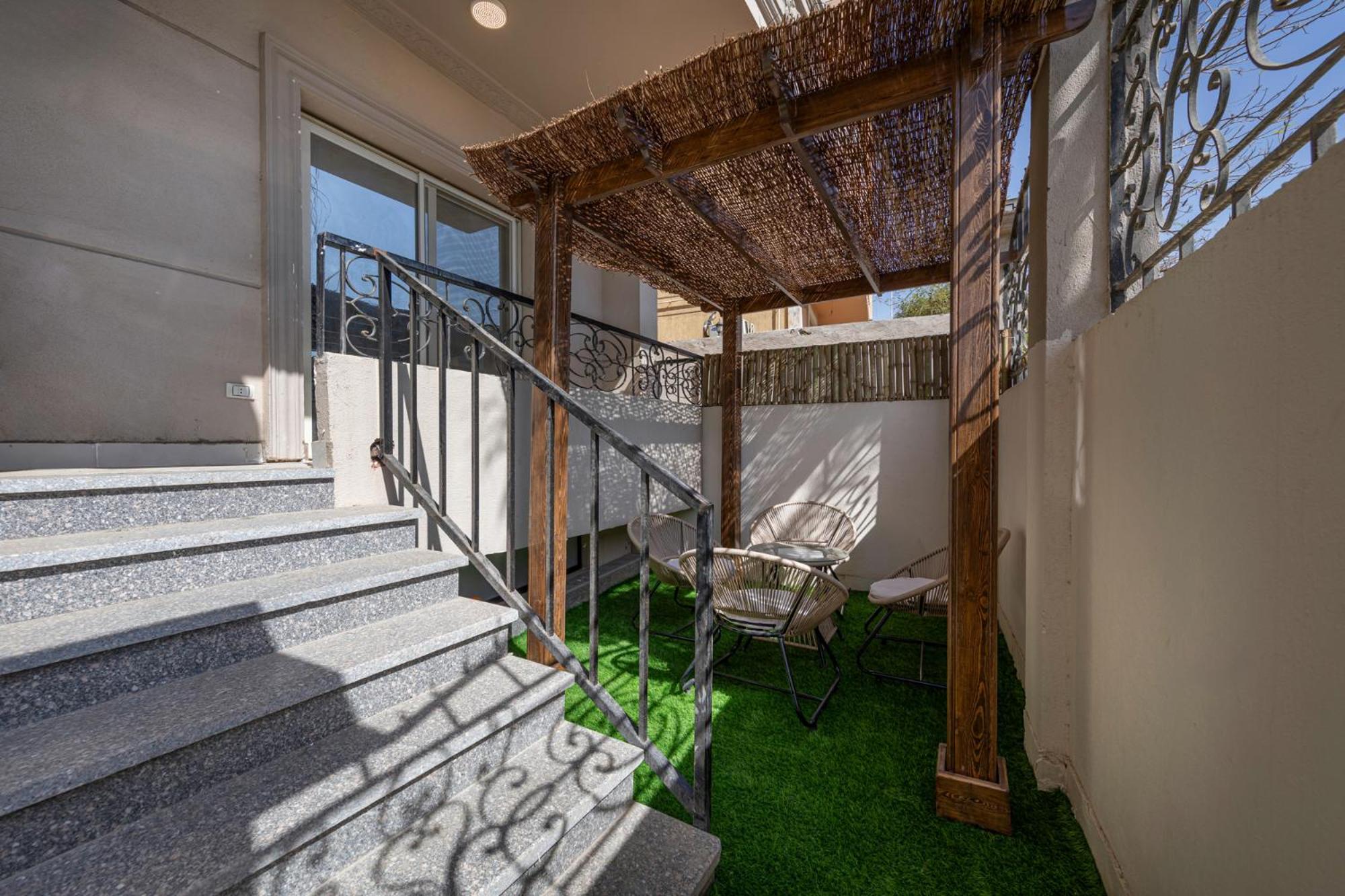 Travelholic 90 Residence