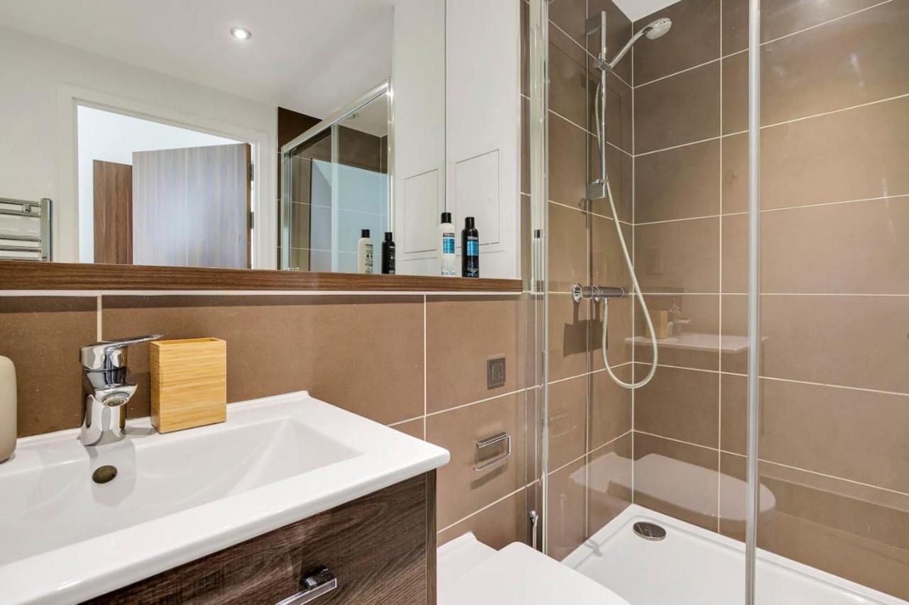 Last-Minute Escape l Sleeps Up to 6 l Stylish City Views Near Station by Capital Retreat Short lets & Serviced Accommodations view 4