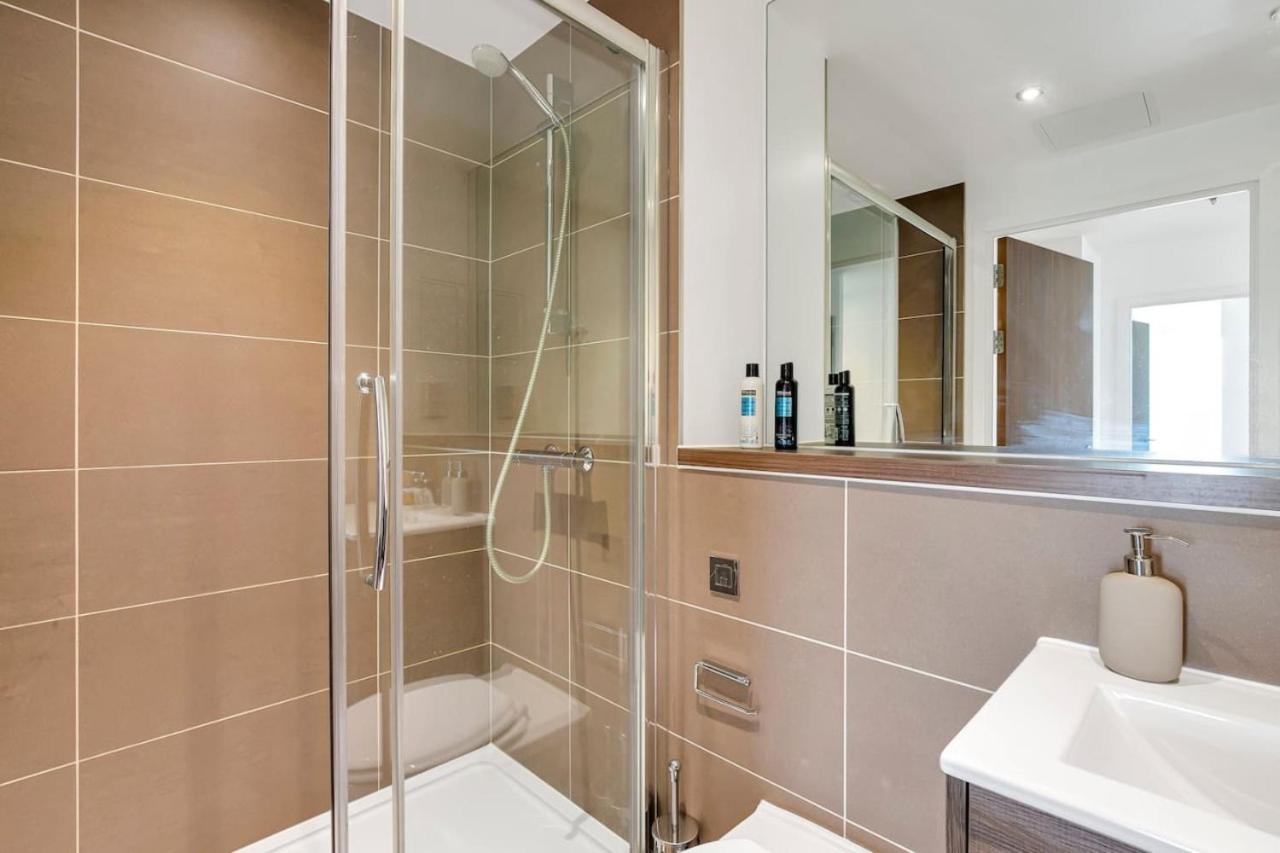 Last-Minute Escape l Sleeps Up to 6 l Stylish City Views Near Station by Capital Retreat Short lets & Serviced Accommodations view 5