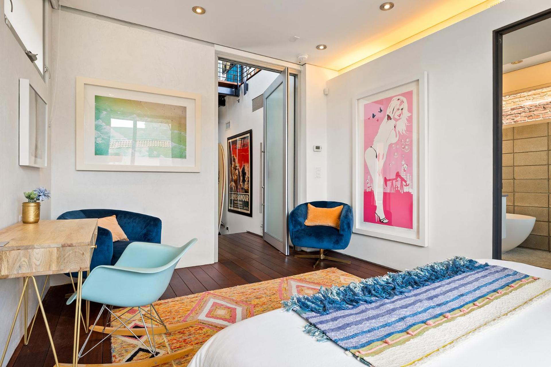 Venice Rooftop 5bd 4 bt steps from the beach