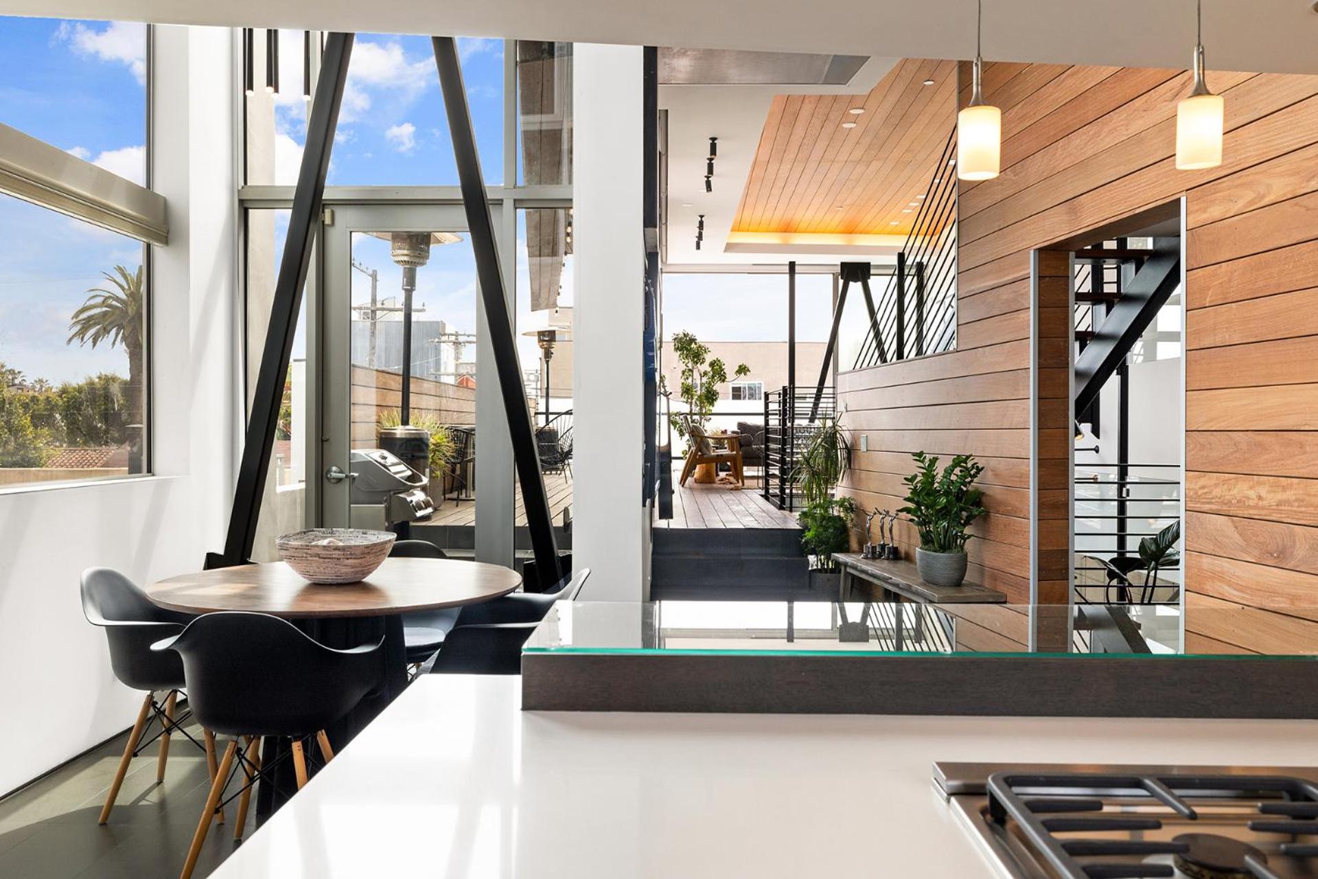 Venice Rooftop 5bd 4 bt steps from the beach