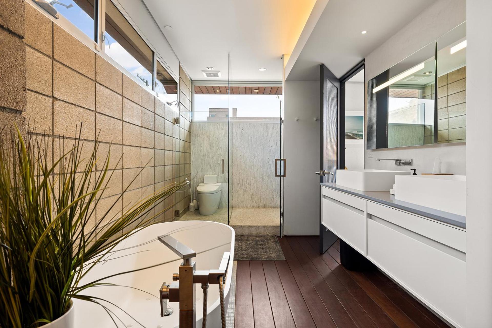 Venice Rooftop 5bd 4 bt steps from the beach