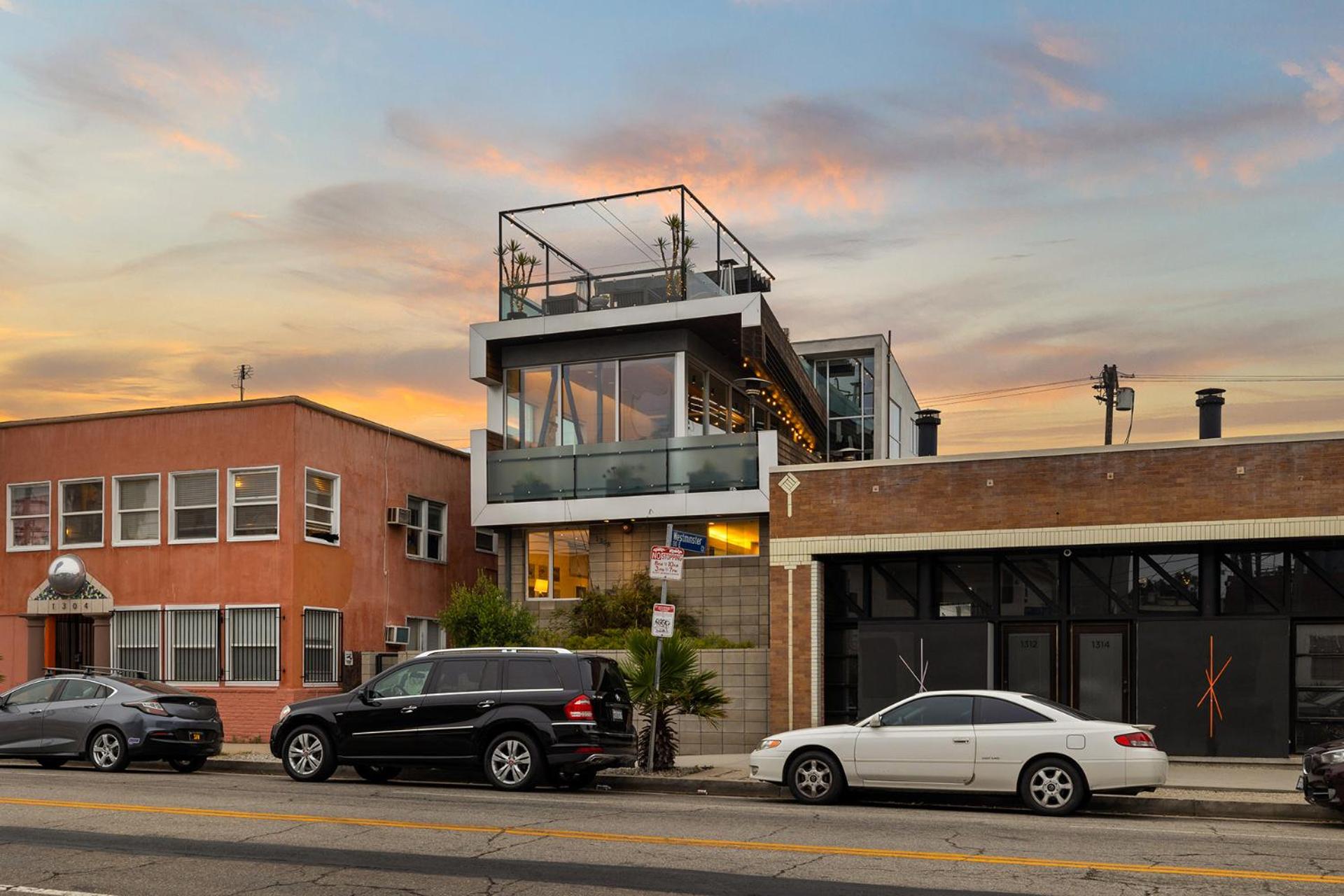 Venice Rooftop 5bd 4 bt steps from the beach